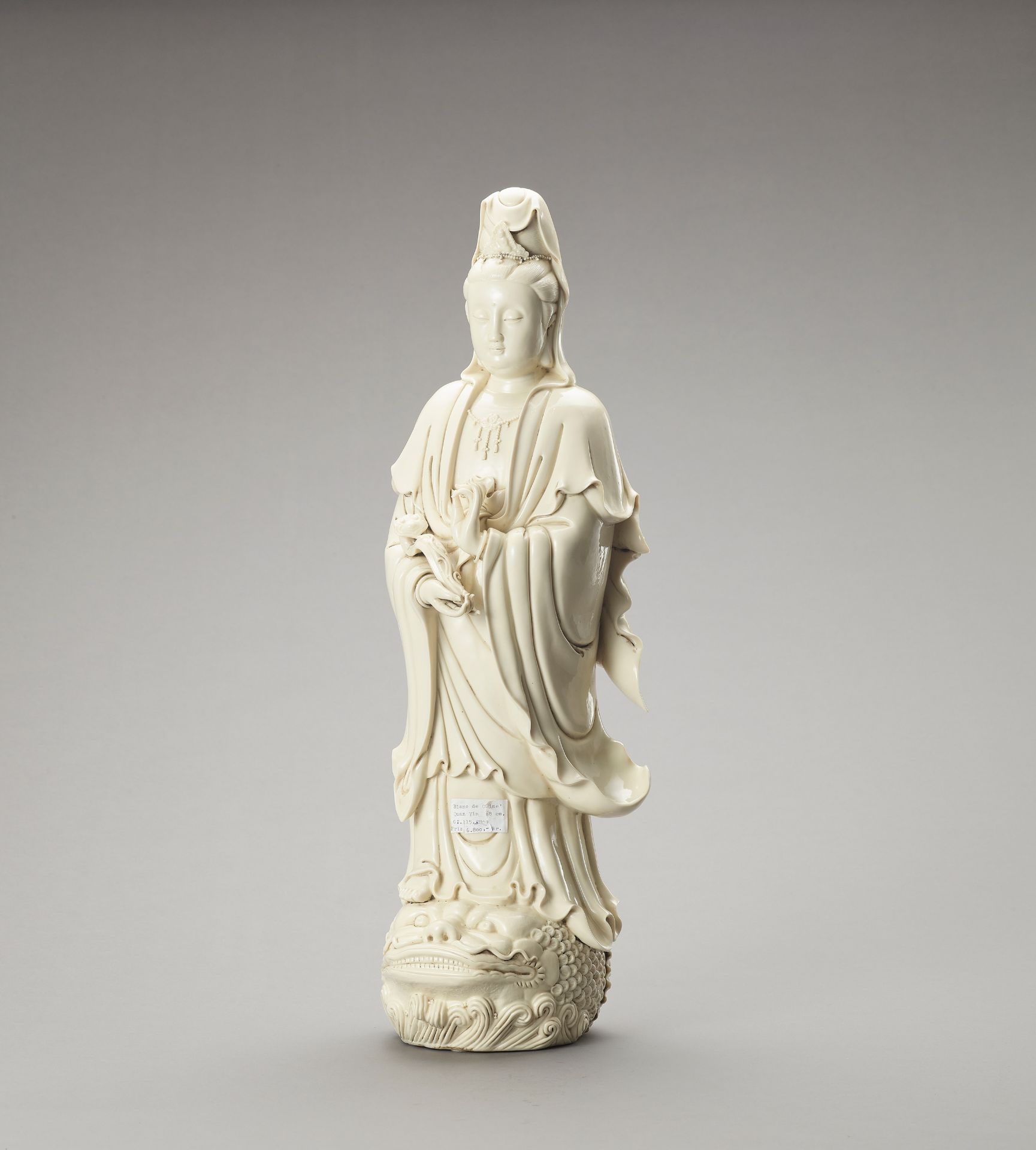 AN IMPRESSIVE AND VERY LARGE BLANC DE CHINE PORCELAIN FIGURE OF GUANYIN - Bild 3 aus 9