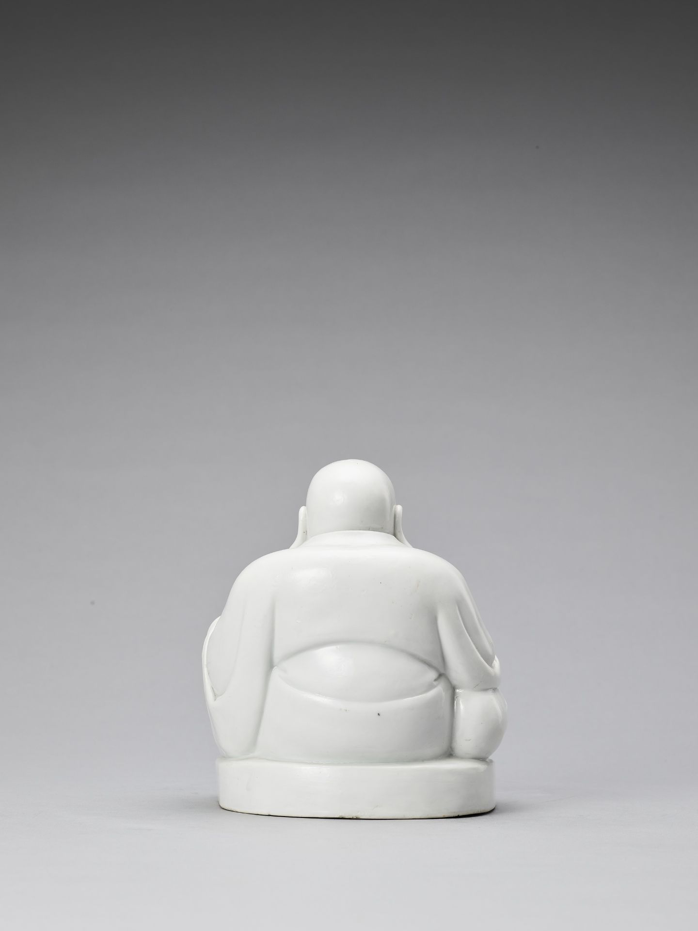 A WHITE GLAZED DEHUA PORCELAIN FIGURE OF BUDAI, QING - Bild 5 aus 7