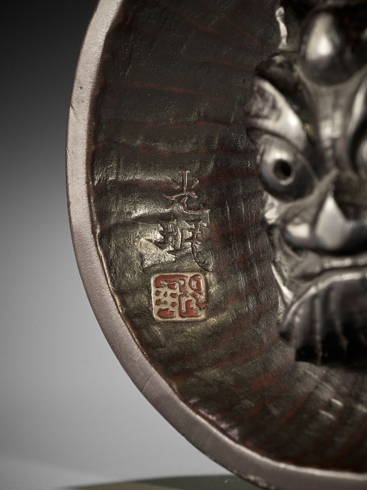 KOMIN: A RARE WOOD NETSUKE OF A DEMON MASK INSIDE SURIBACHI - Bild 8 aus 14