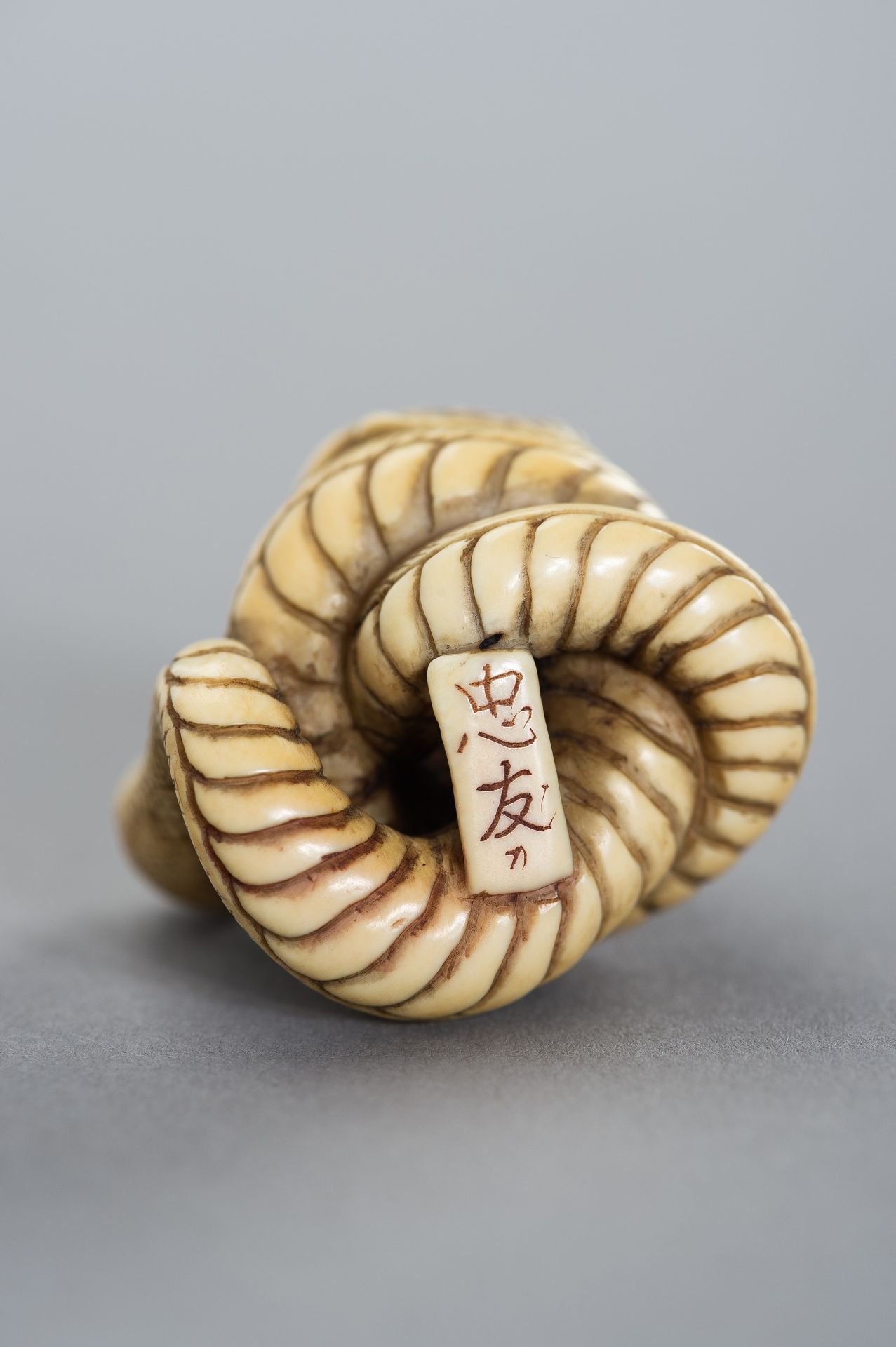 TADATOMO: A FINE IVORY NETSUKE OF THE SANSUKUMI - Bild 10 aus 11