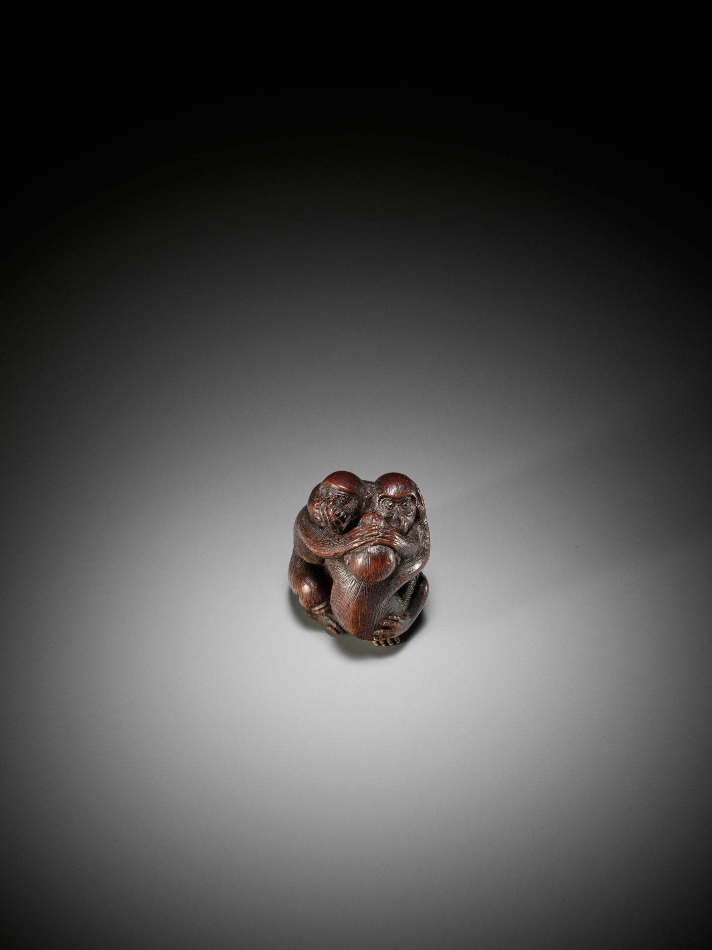 SHUGETSU: A FINE WOOD NETSUKE OF THE SAMBIKI SARU (THREE WISE MONKEYS) - Bild 2 aus 12