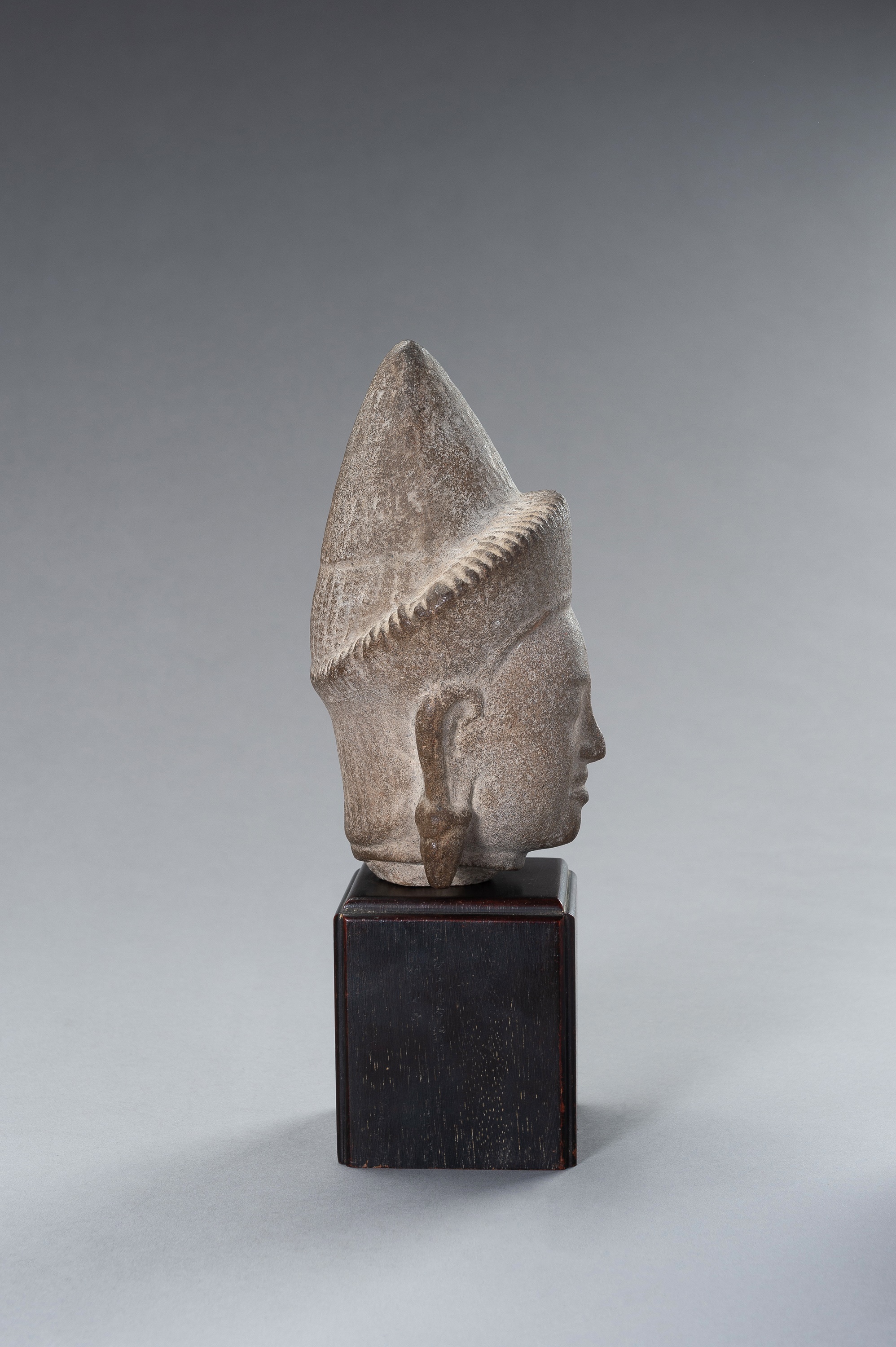 A MUSEUM COPY OF A KHMER STONE HEAD - Image 9 of 13