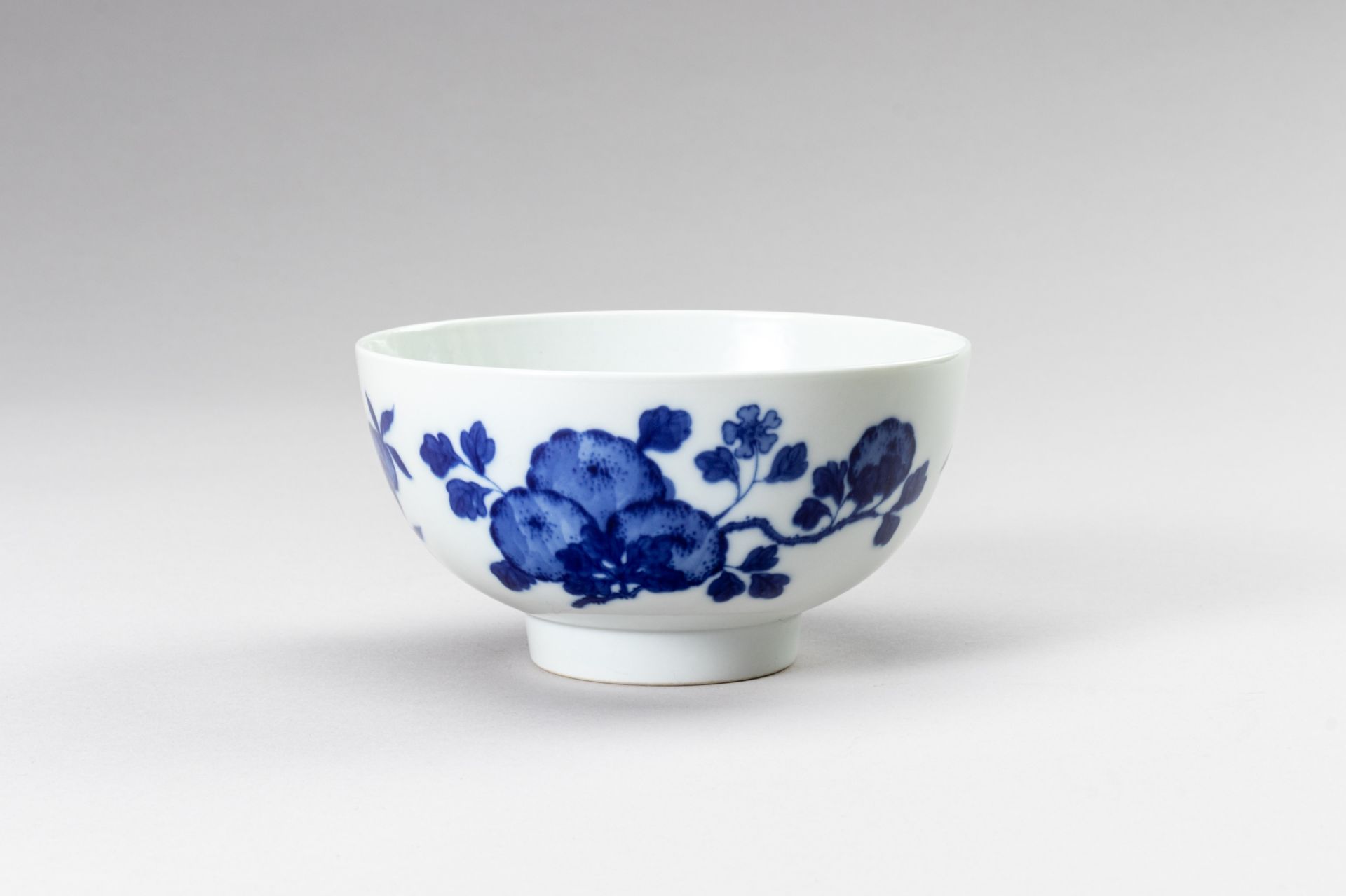 A BLUE AND WHITE PORCELAIN KANGXI REVIVAL 'PEACH' BOWL - Image 3 of 10