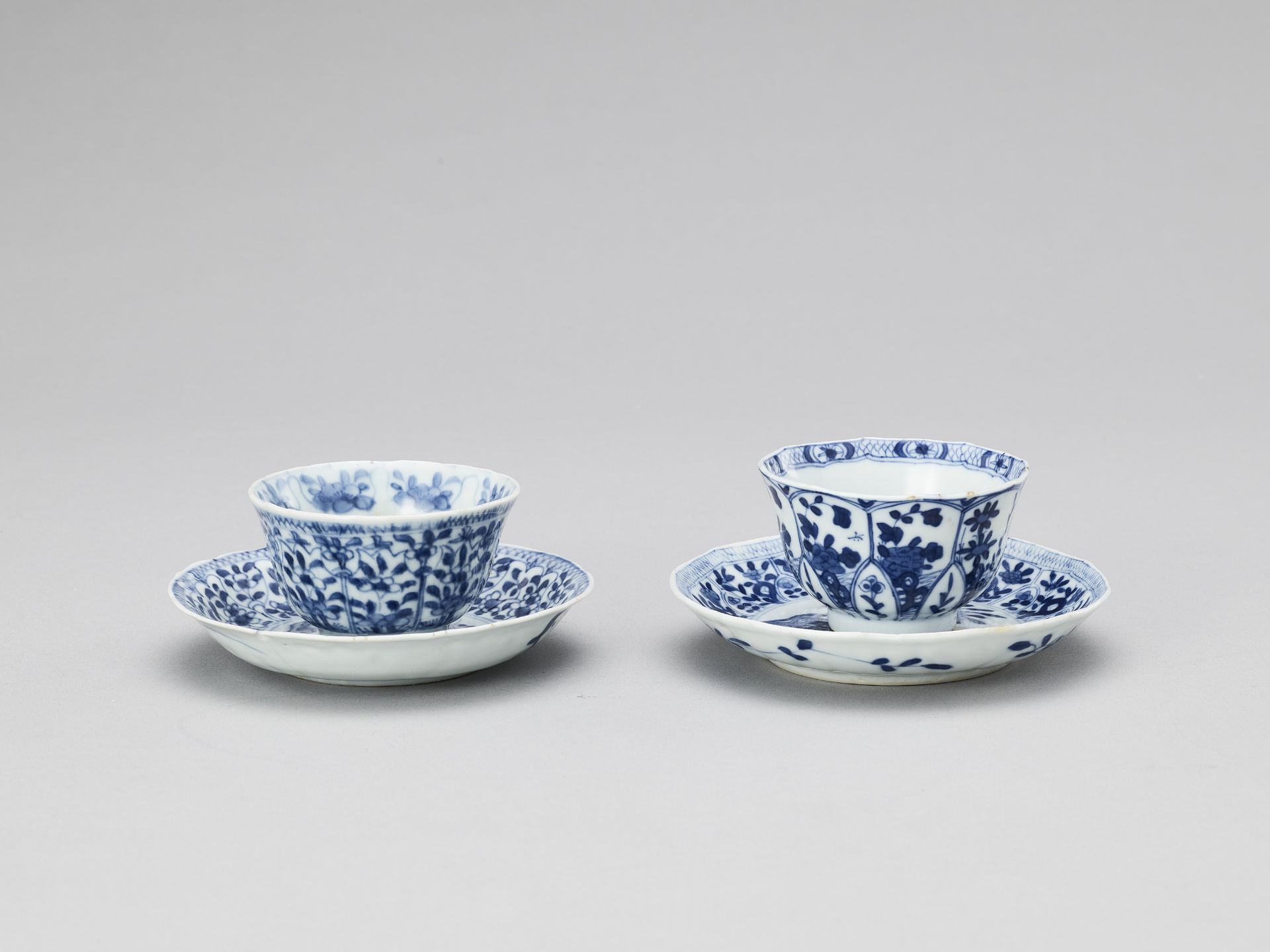 A PAIR OF BLUE AND WHITE PORCELAIN CUPS WITH MATCHING PLATES, KANGXI - Image 2 of 9