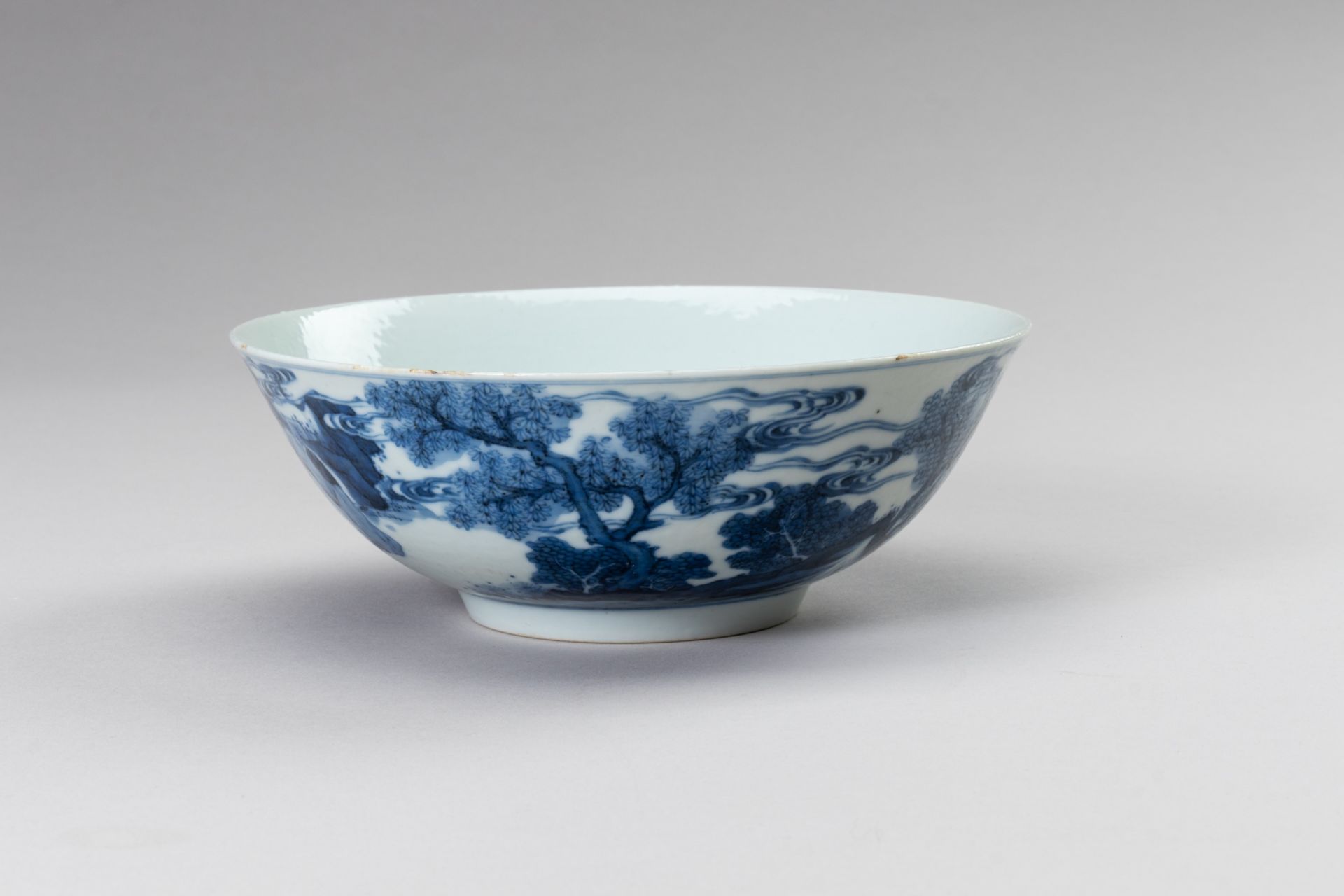 A BLUE AND WHITE PORCELAIN KANGXI REVIVAL 'SCHOLARS' BOWL - Image 8 of 12