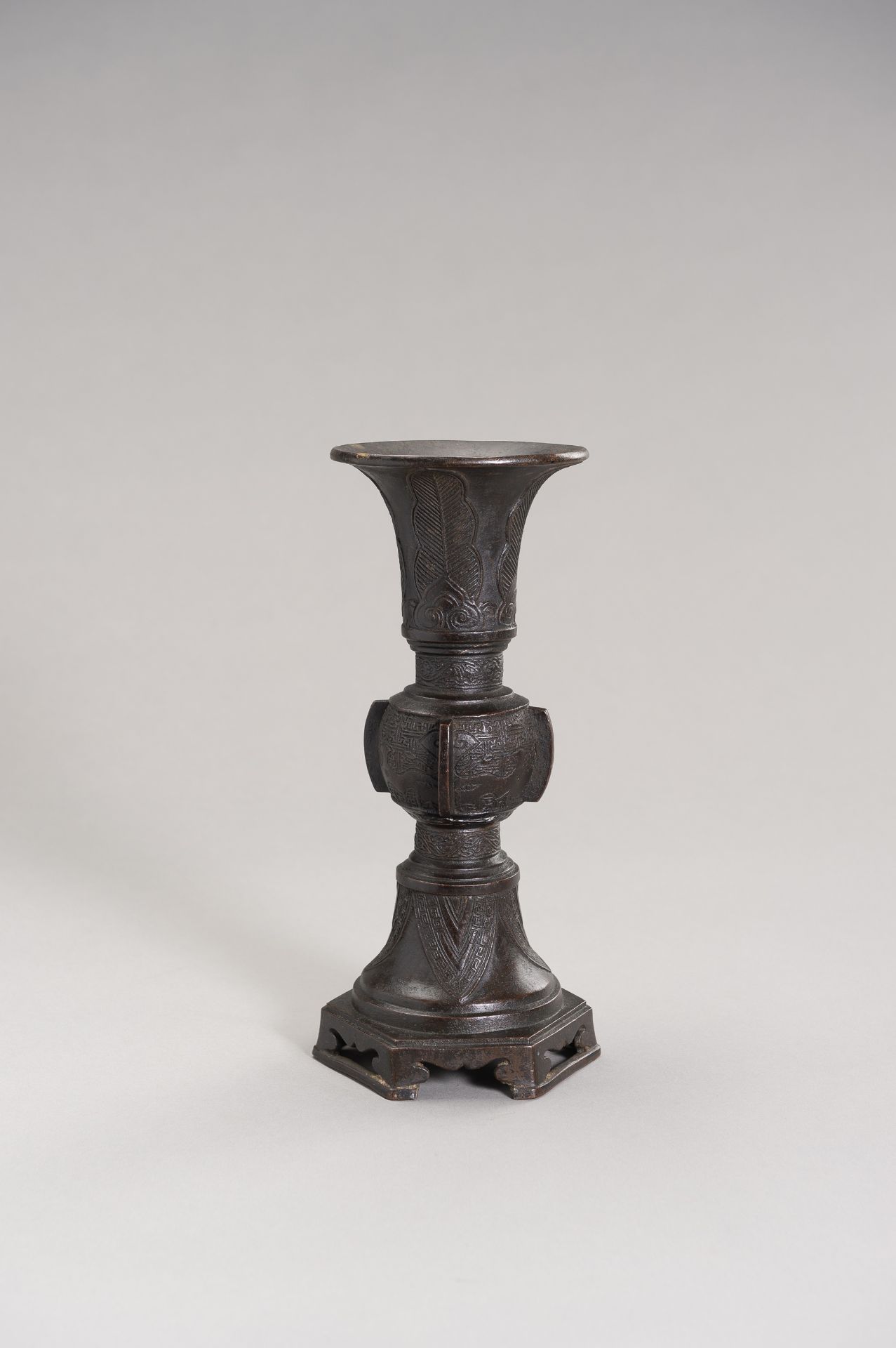 AN ARCHAISTIC BRONZE GU VASE - Bild 2 aus 8