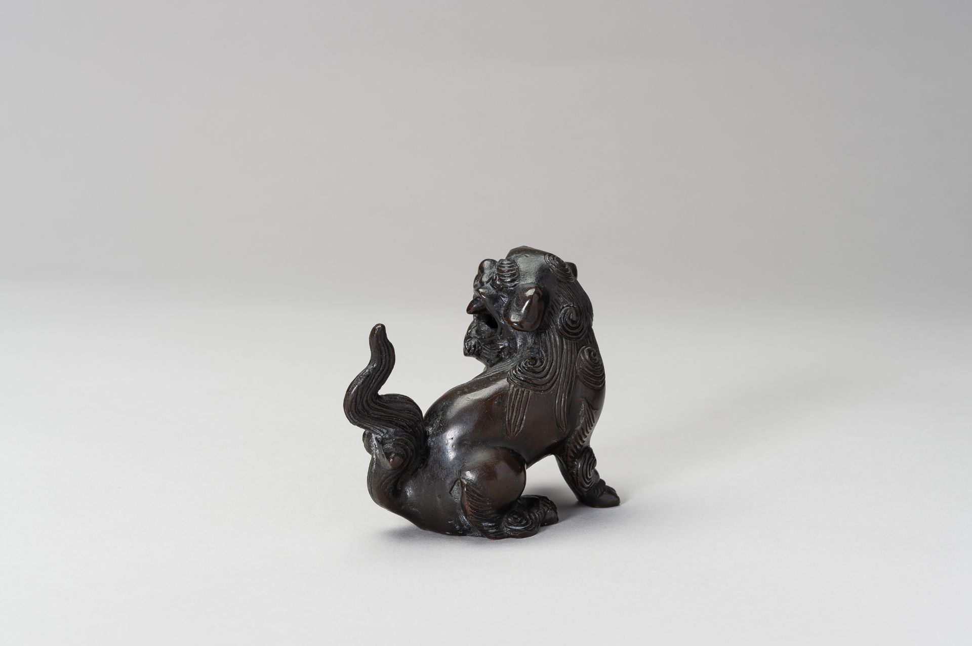 A BRONZE 'BUDDHIST LION' JOSS STICK HOLDER - Bild 8 aus 11