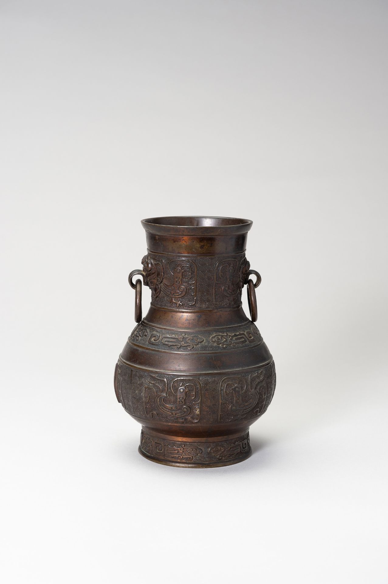 AN ARCHAISTIC BRONZE VASE - Bild 7 aus 12