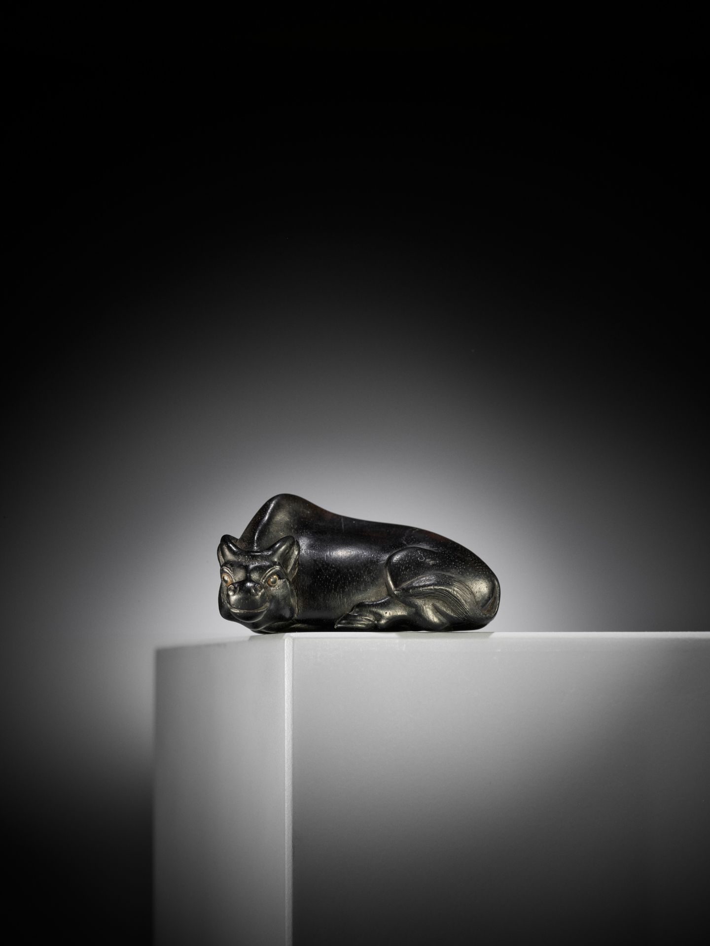 MASAYOSHI: AN EBONY NETSUKE OF A RECUMBENT OX - Bild 2 aus 12