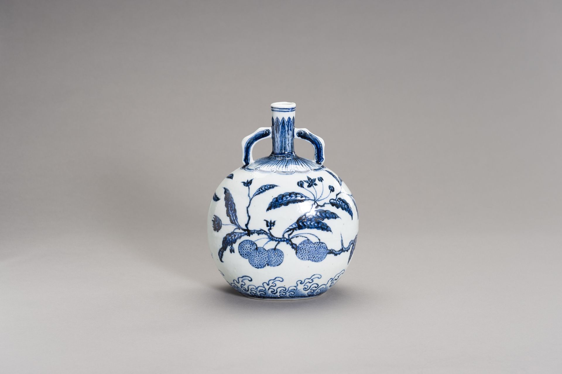 A BLUE AND WHITE MING-STYLE 'LINGZHI' MOONFLASK, BIANHU, QING DYNASTY - Image 7 of 12