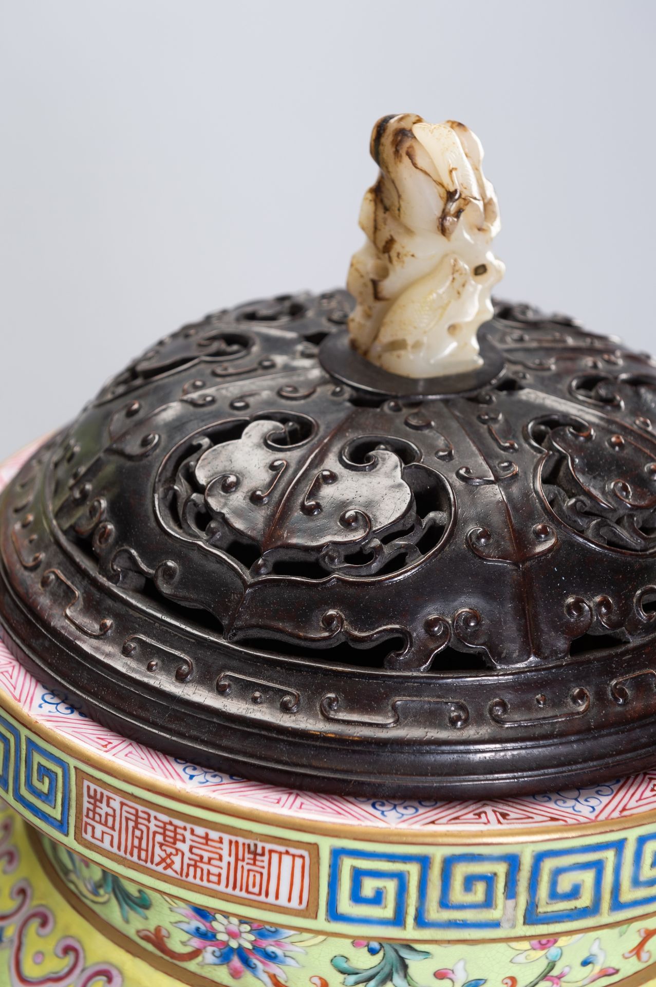 A LARGE PORCELAIN FAMILLE ROSE 'BAJIXIANG' TRIPOD INCENSE BURNER - Bild 10 aus 19