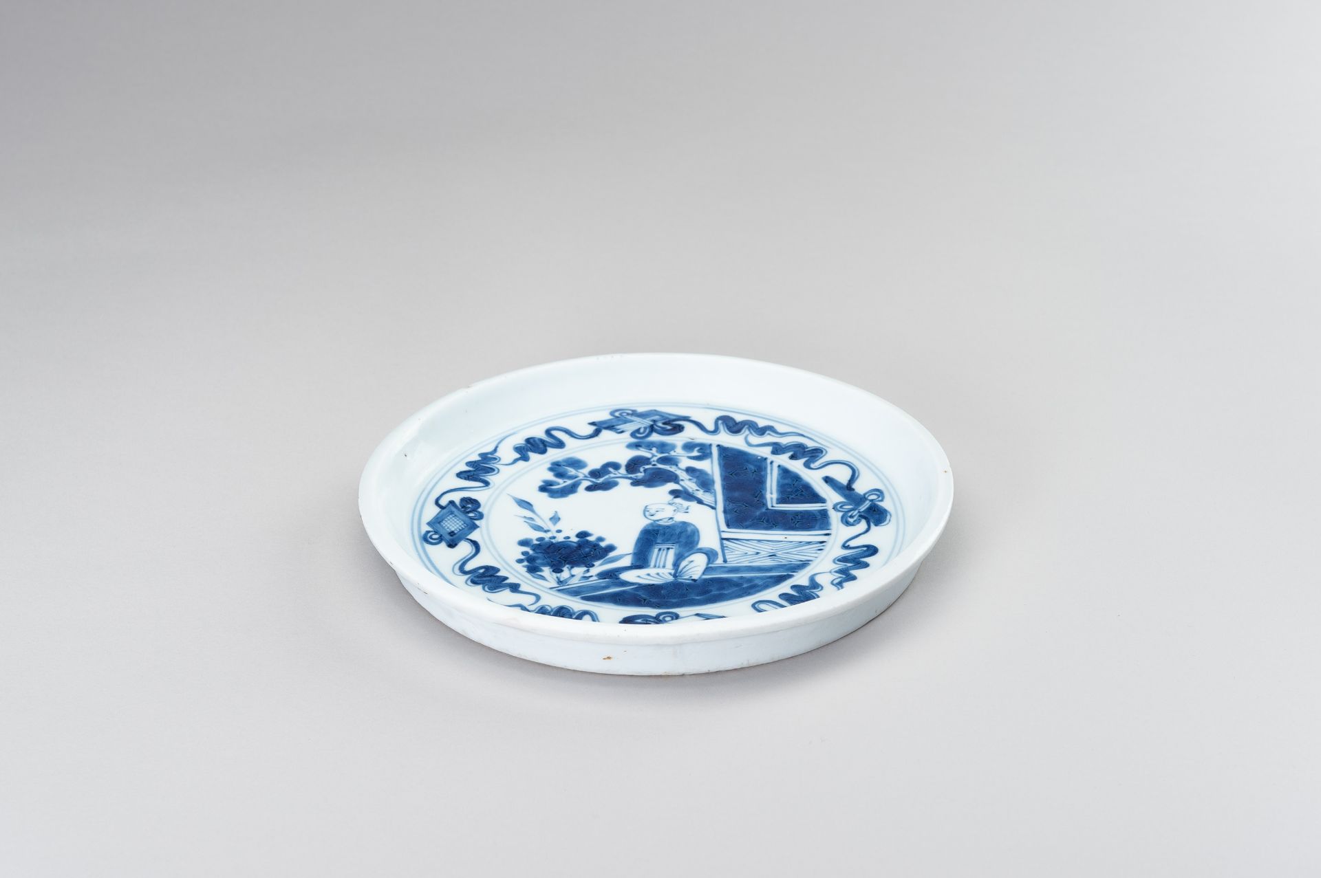 A BLUE AND WHITE PORCELAIN TRAY WITH A COURT BOY - Image 2 of 5