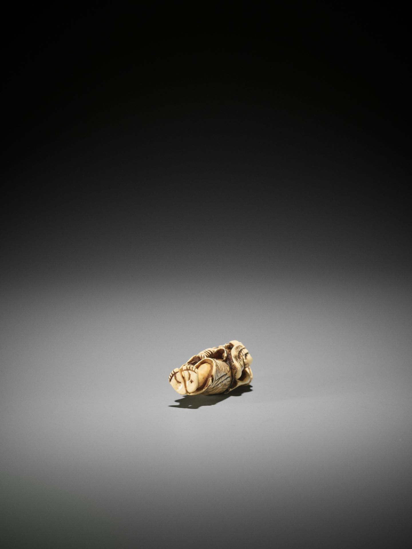 YOSHIMASA: AN IVORY NETSUKE OF GAMA SENNIN - Bild 10 aus 11