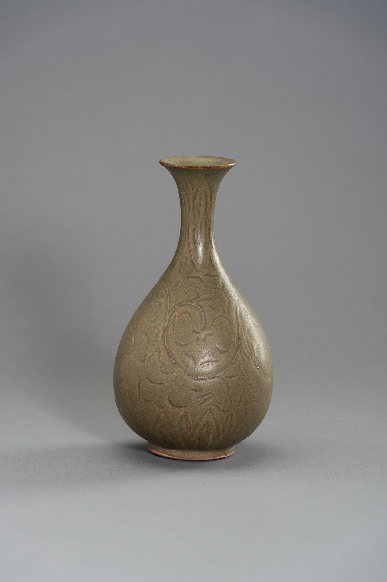 A YUAN TO MING STYLE CELADON CERAMIC VASE - Image 2 of 9