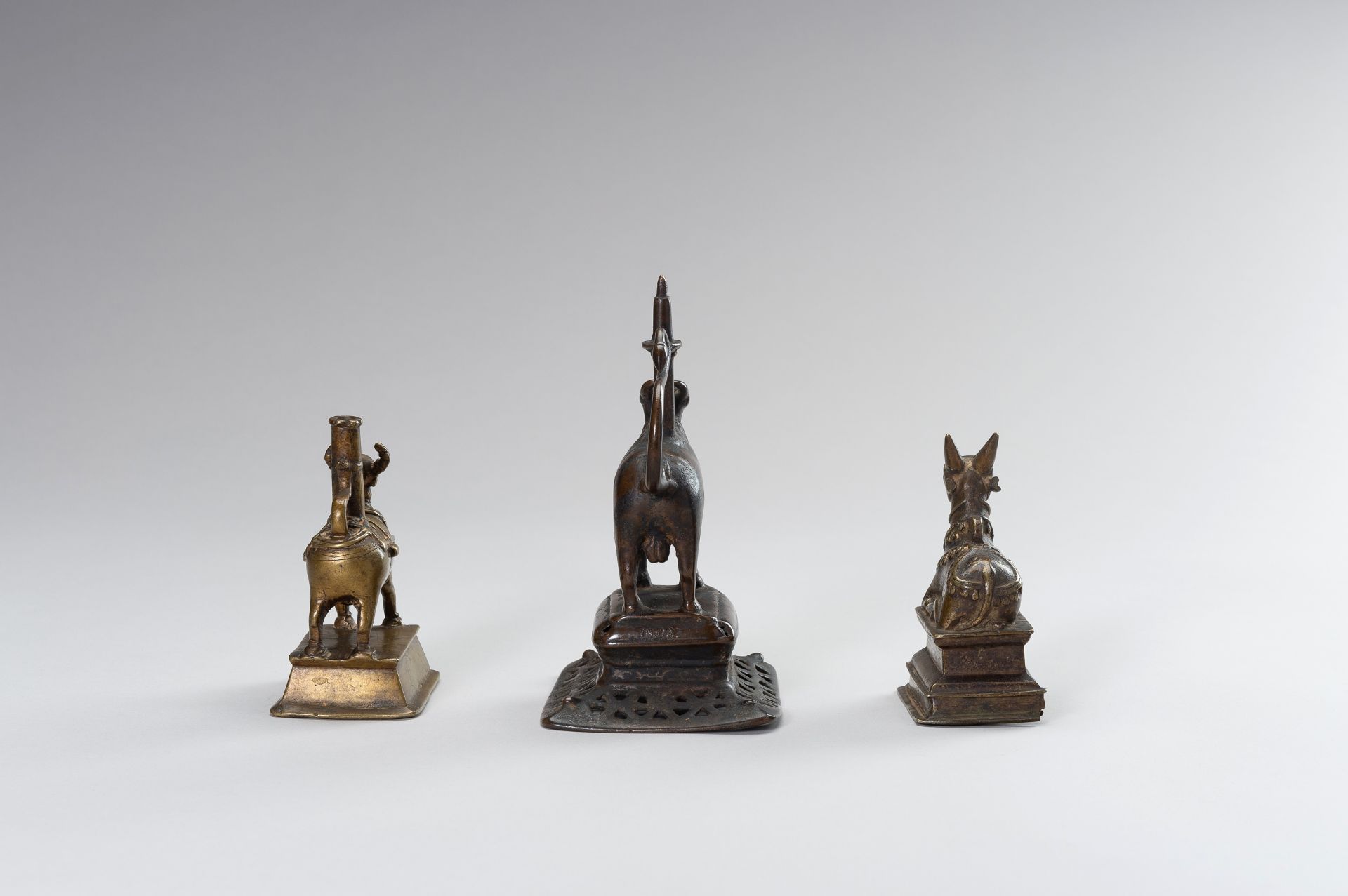 A GROUP OF THREE BRONZE FIGURES OF NANDI - Bild 11 aus 12