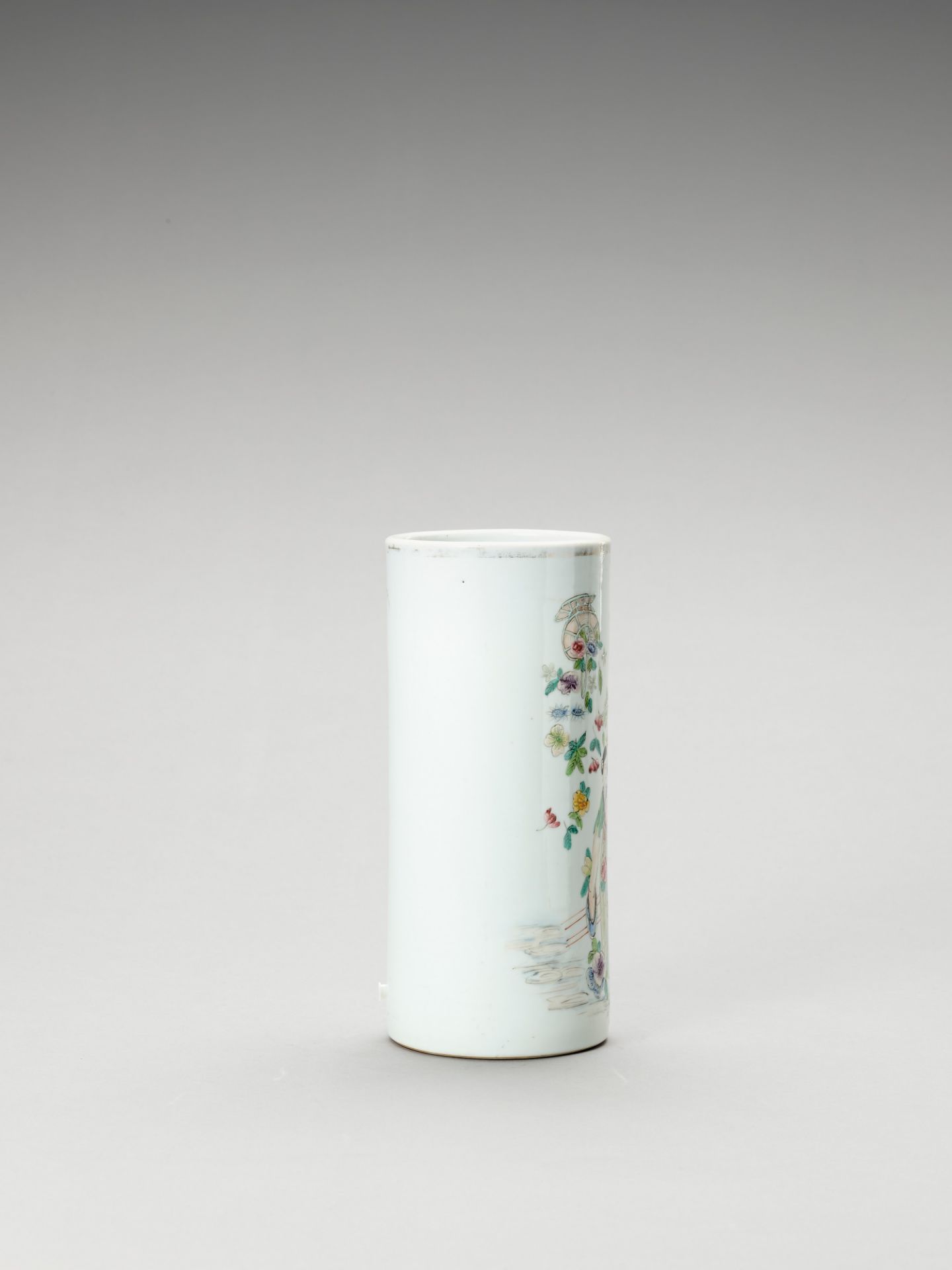 AN ENAMELED CYLINDRICAL PORCELAIN VASE - Bild 3 aus 6