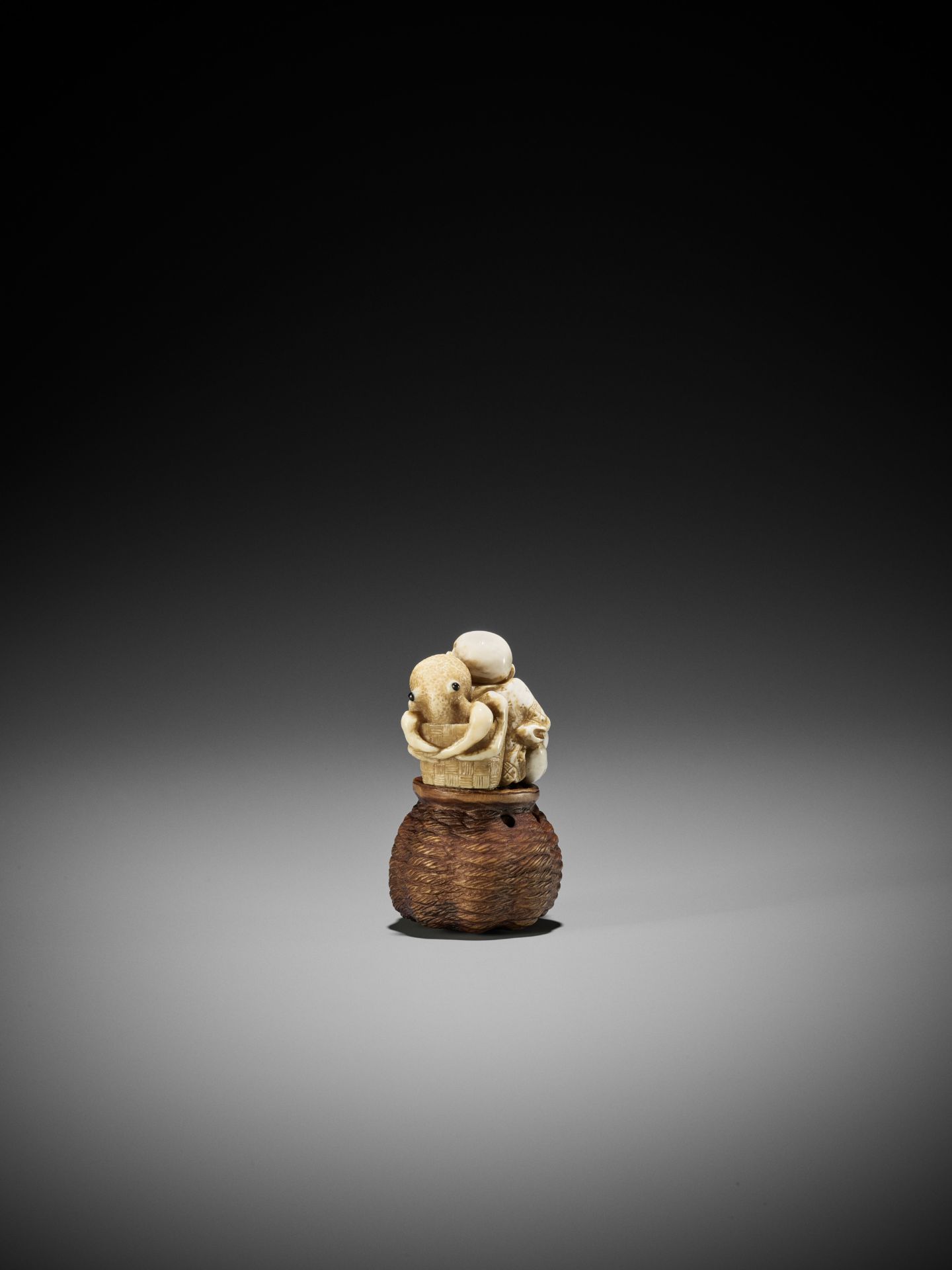 DERKACHENKO: A WOOD AND MAMMOTH IVORY SHUNGA NETSUKE OF A KARAKO WITH OCTOPUS - Bild 3 aus 14