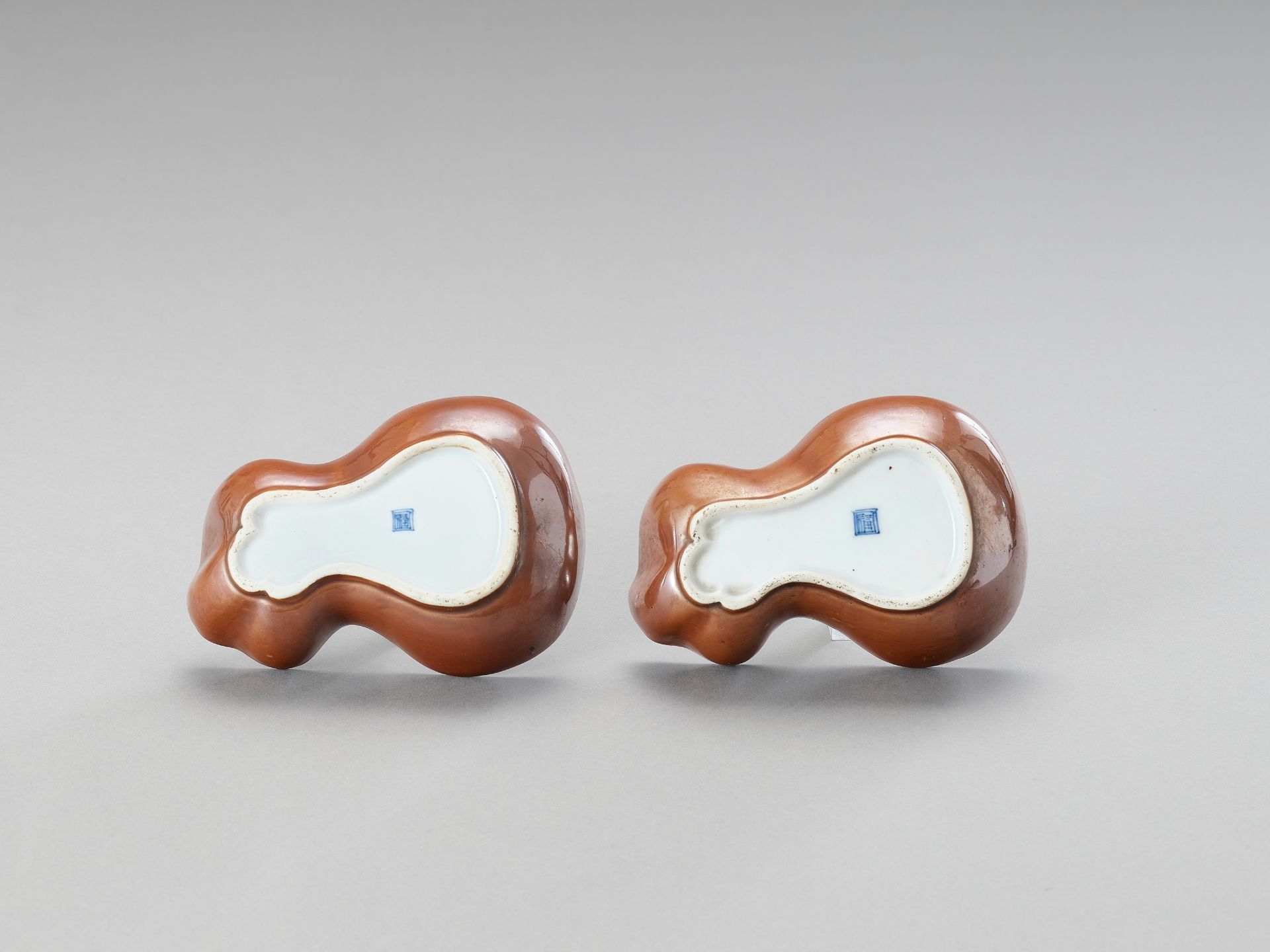 A PAIR OF GOURD-SHAPED PORCELAIN SAUCERS - Image 4 of 4