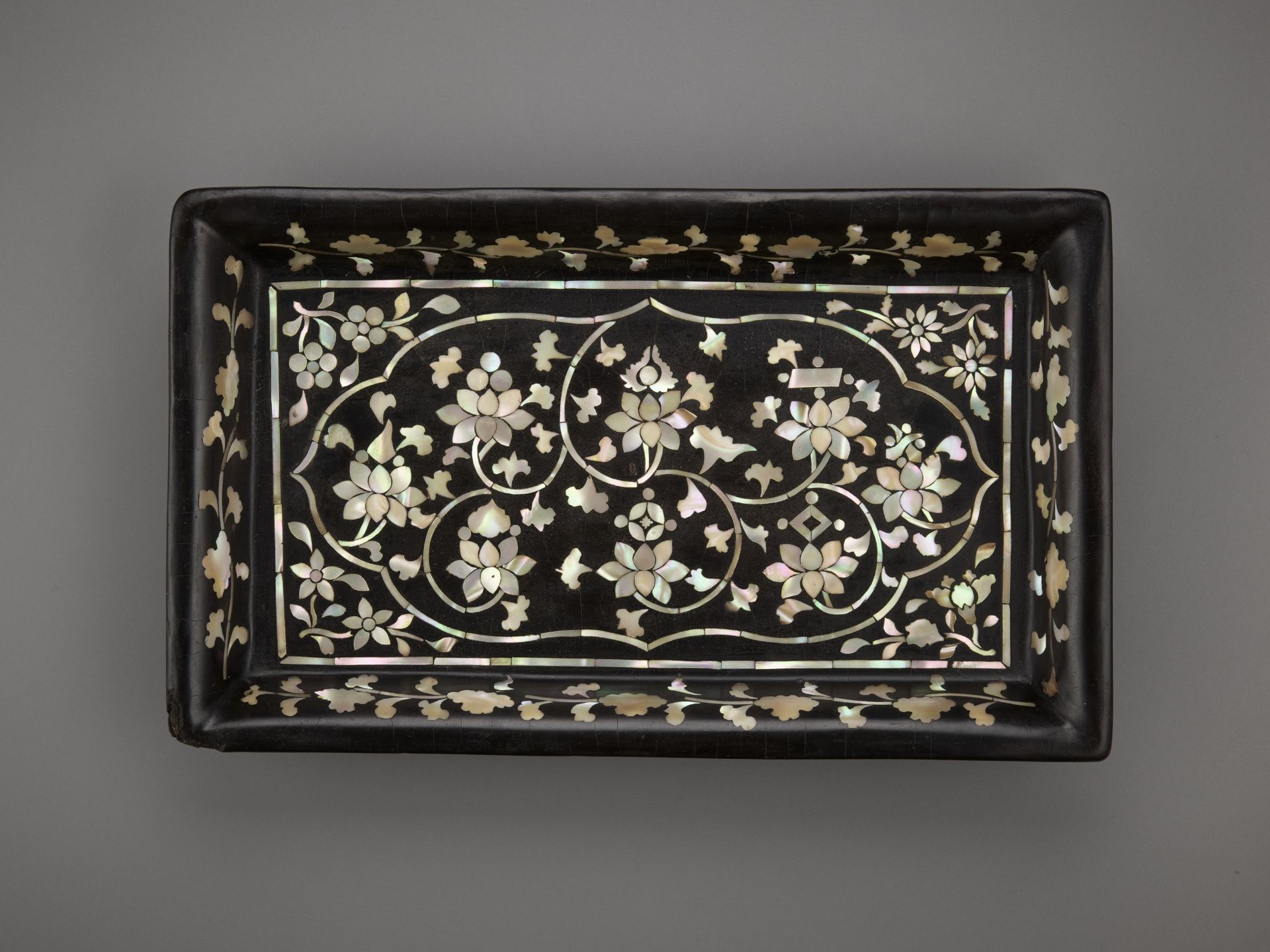 A MOTHER-OF-PEARL-INLAID BLACK LACQUER RECTANGULAR TRAY, JOSEON DYNASTY - Image 2 of 10