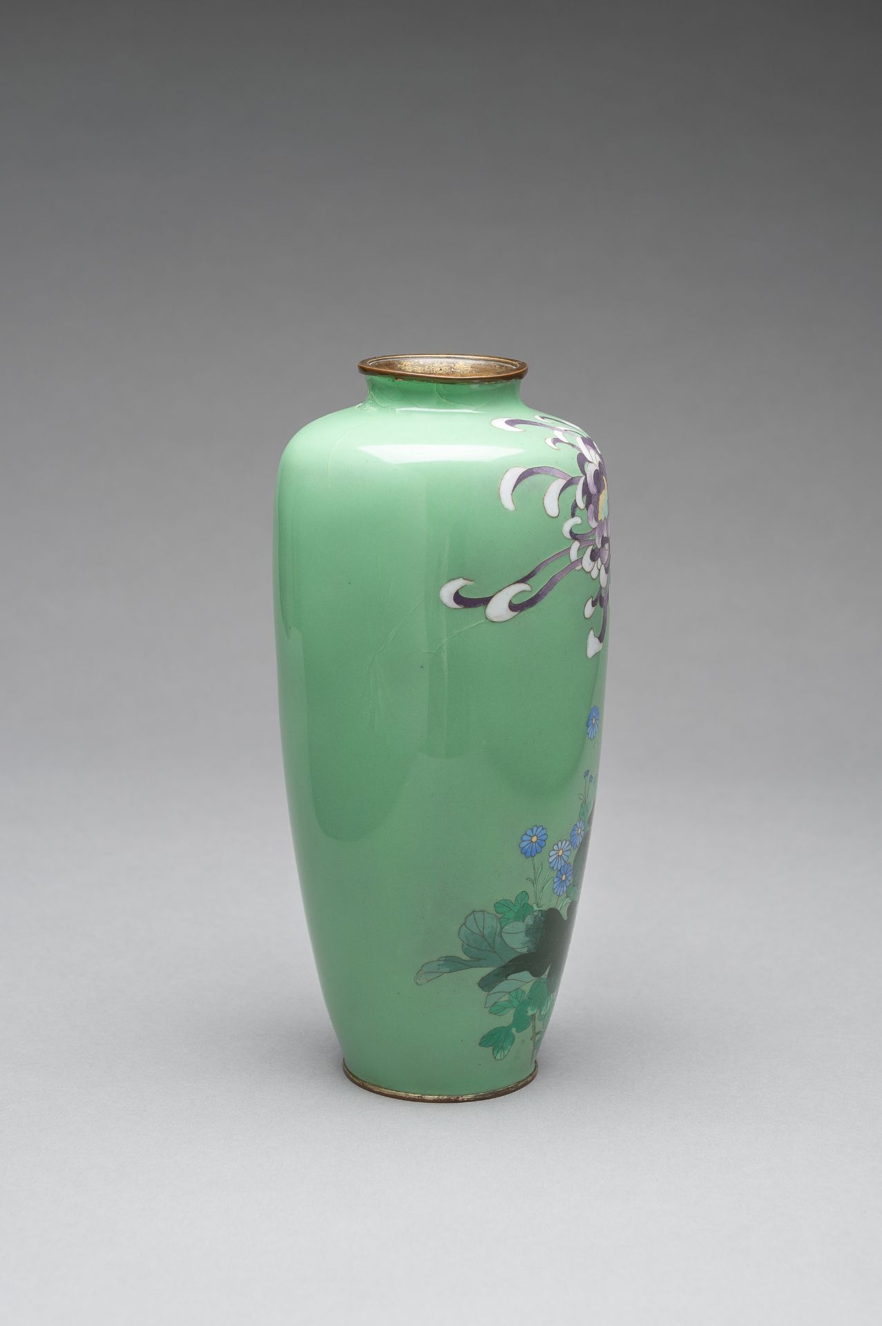 A PALE GREEN CLOISONNE ENAMEL VASE - Image 6 of 8