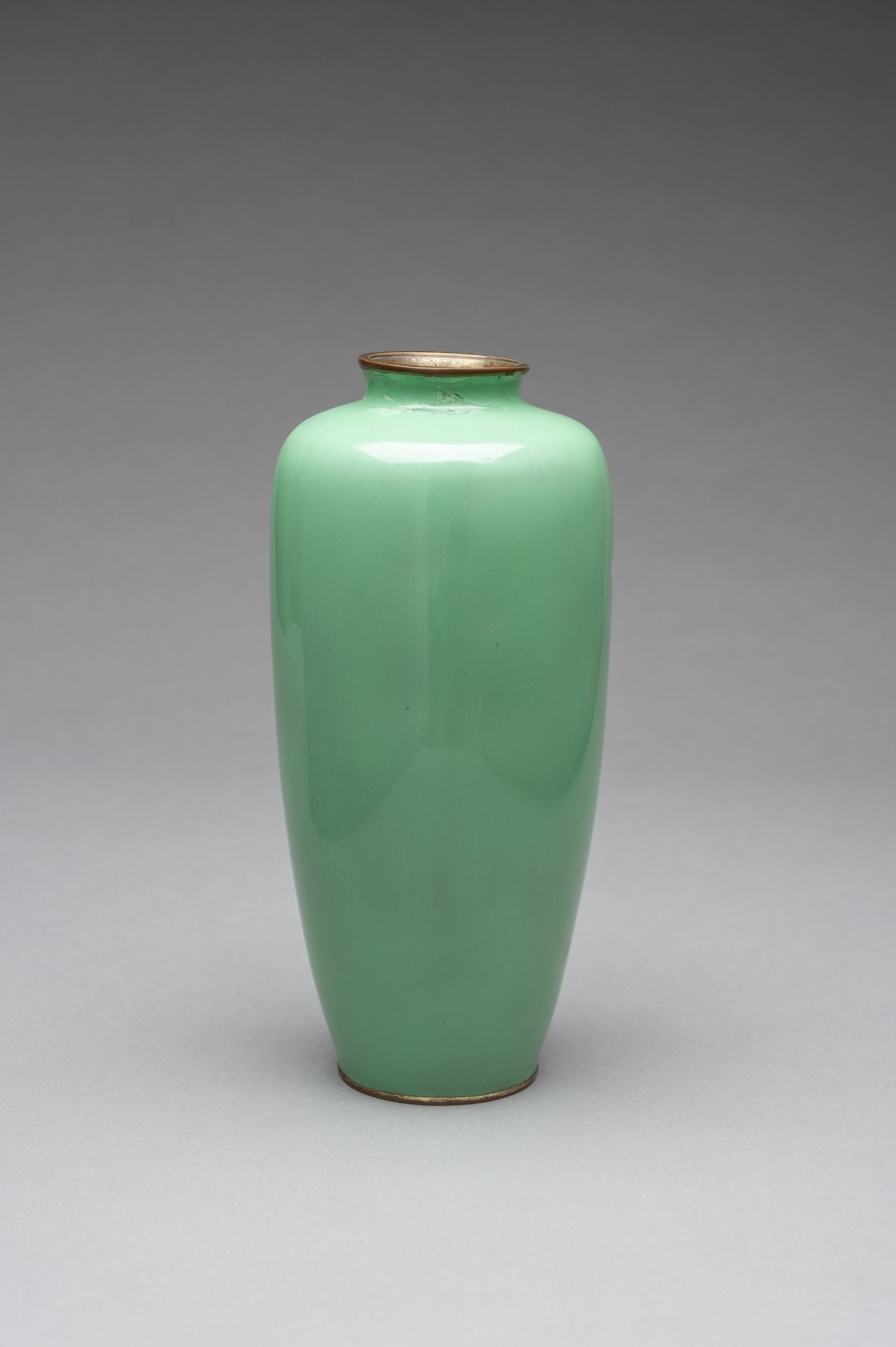 A PALE GREEN CLOISONNE ENAMEL VASE - Image 5 of 8