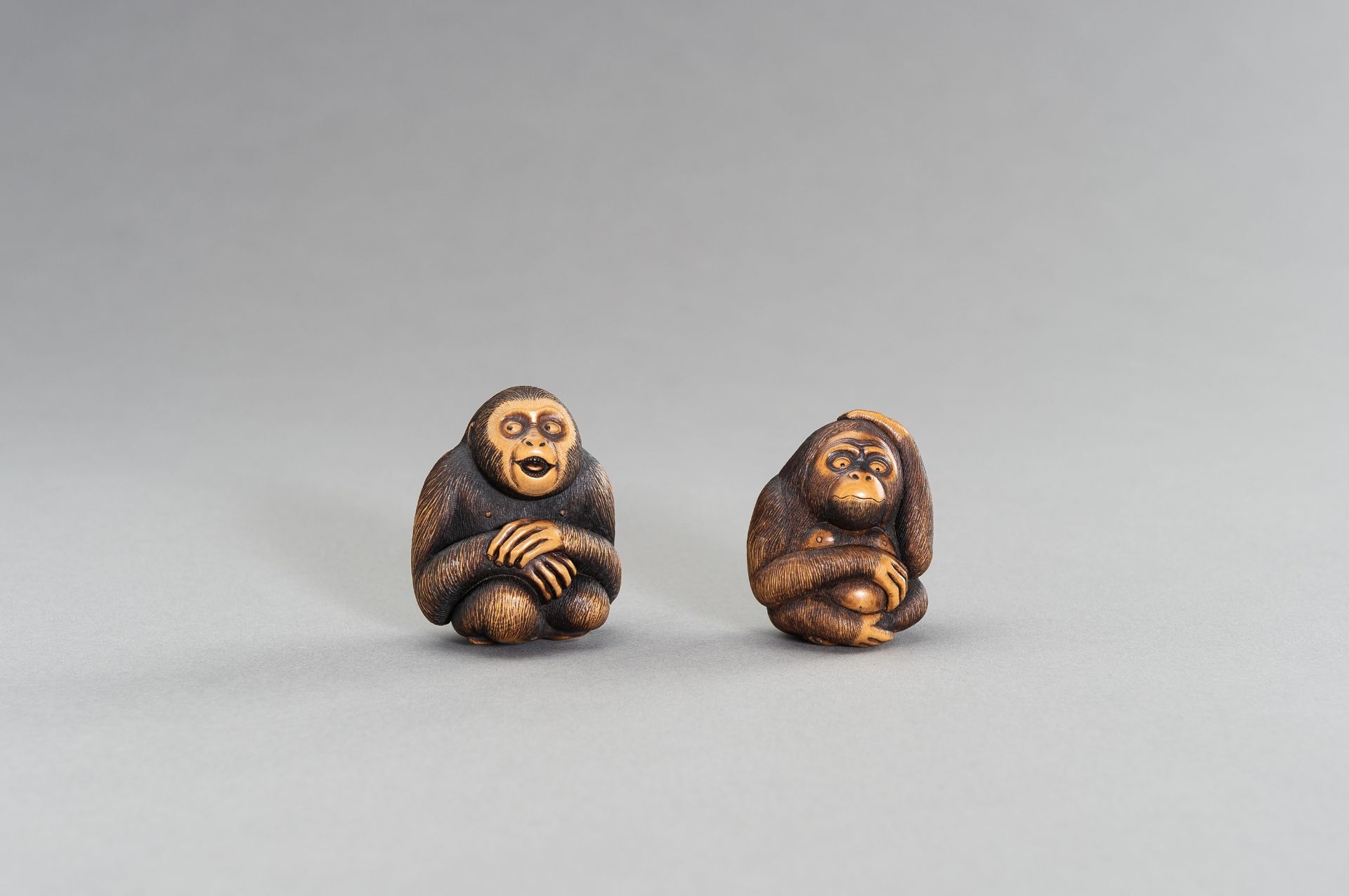 TWO CONTEMPORARY BOXWOOD NETSUKE OF MONKEYS - Bild 2 aus 10