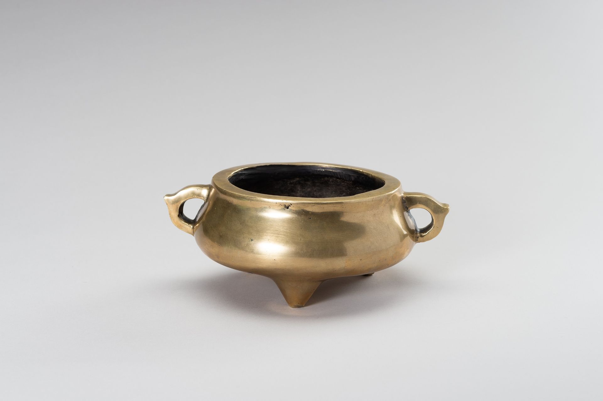 A MASSIVE GILT-BRONZE TRIPOD CENSER - Image 6 of 11