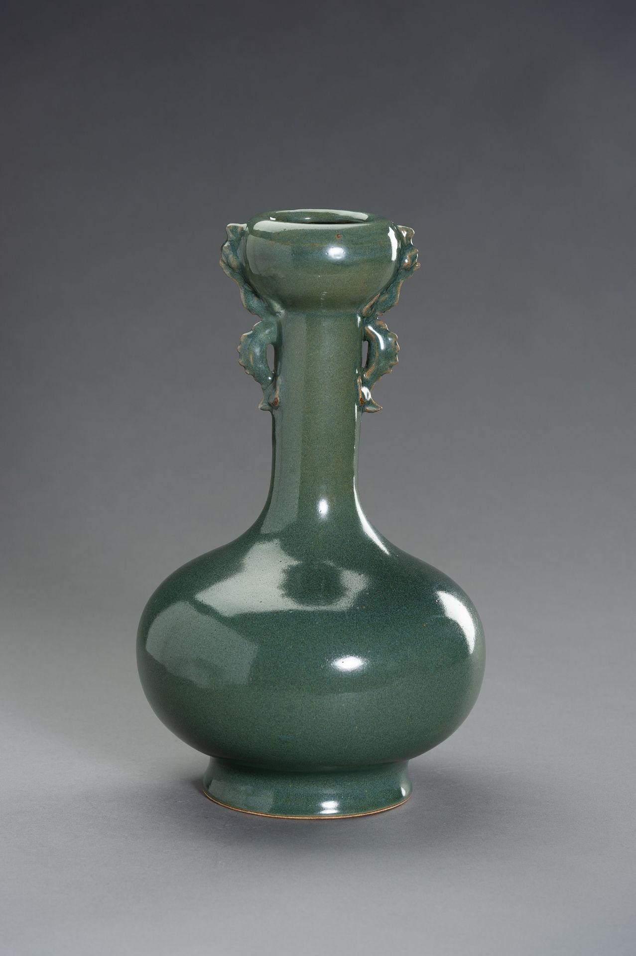 A TEADUST-GLAZED GARLIC-MOUTH PORCELAIN VASE - Bild 7 aus 9