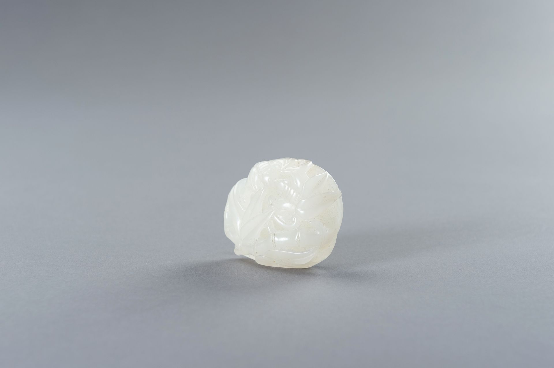 A RETICULATED WHITE JADE PENDANT WITH BATS AND BAMBOO - Bild 6 aus 14