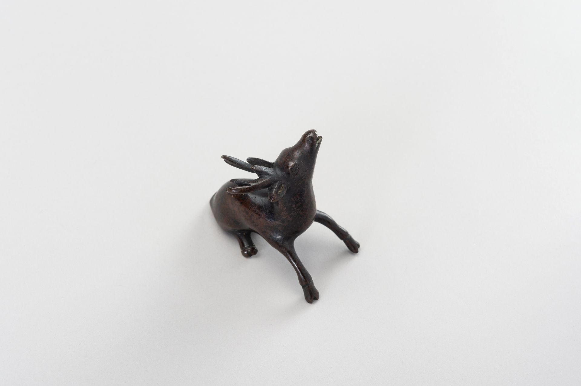 A CHINESE BRONZE FIGURE OF A STAG - Image 4 of 9