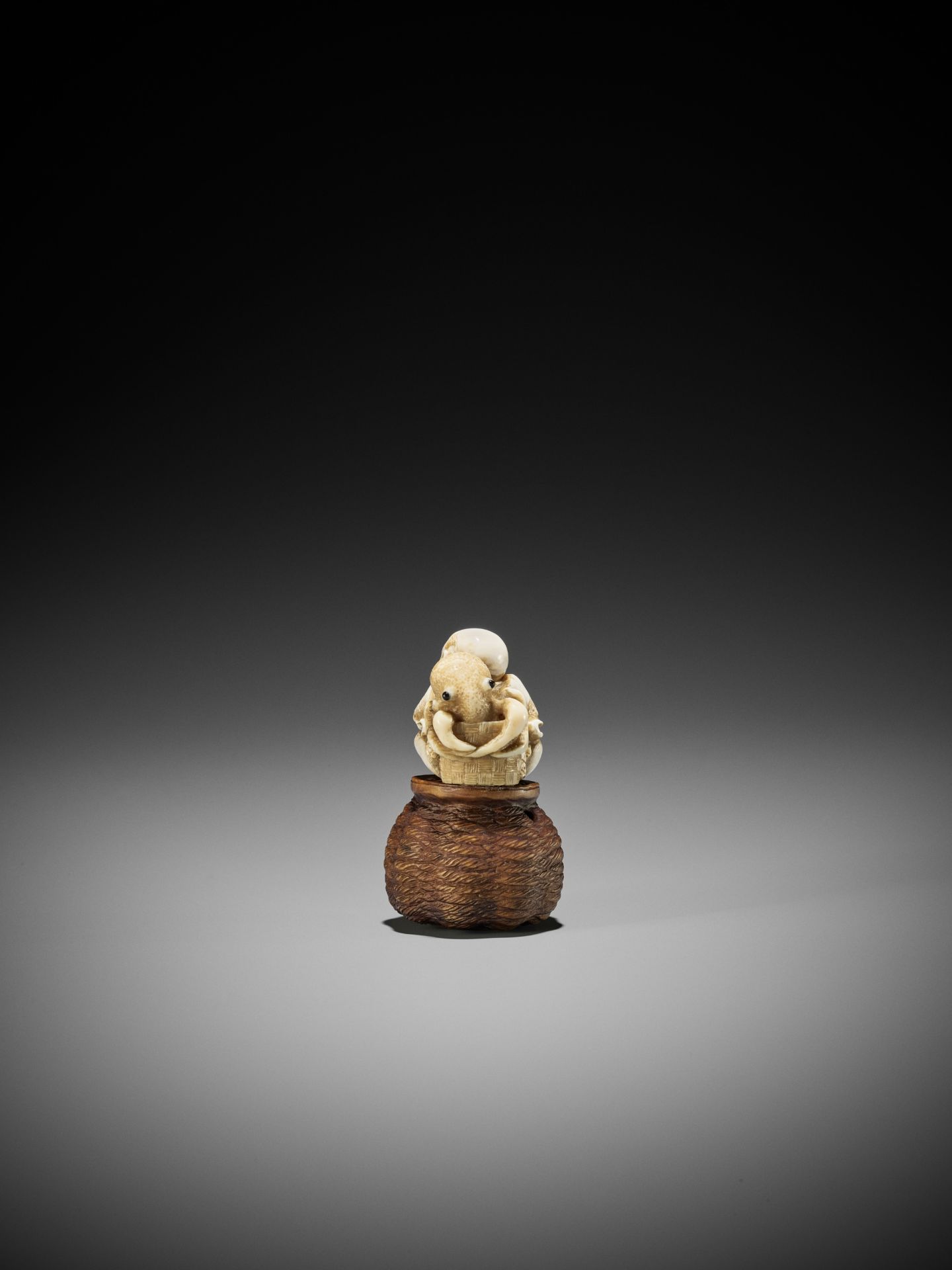 DERKACHENKO: A WOOD AND MAMMOTH IVORY SHUNGA NETSUKE OF A KARAKO WITH OCTOPUS - Bild 6 aus 14