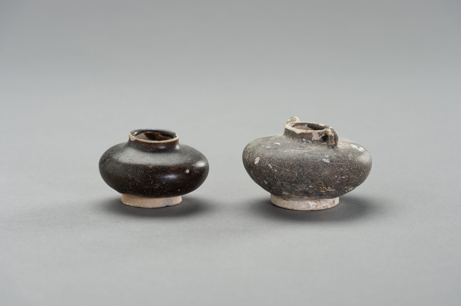 TWO GLAZED CERAMIC 'SHIPWRECK' POTS - Bild 4 aus 8