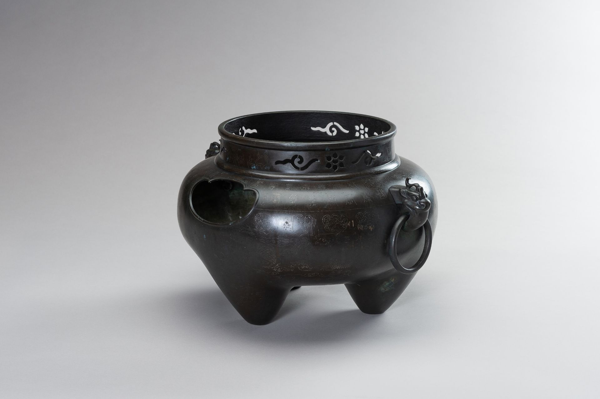 A LARGE SHISOU SILVER INLAID BRONZE TRIPOD CENSER - Image 2 of 9