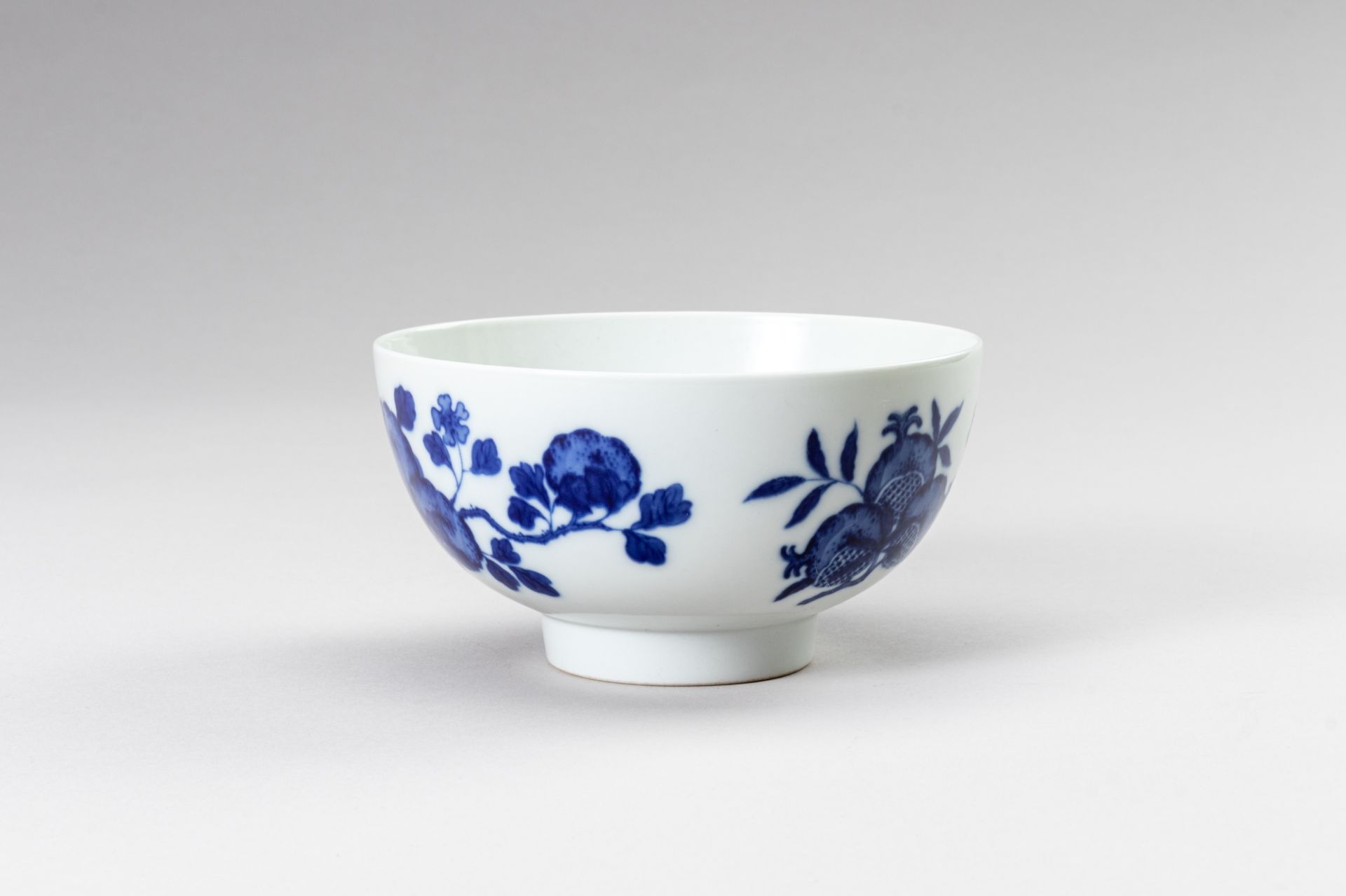 A BLUE AND WHITE PORCELAIN KANGXI REVIVAL 'PEACH' BOWL - Image 5 of 10