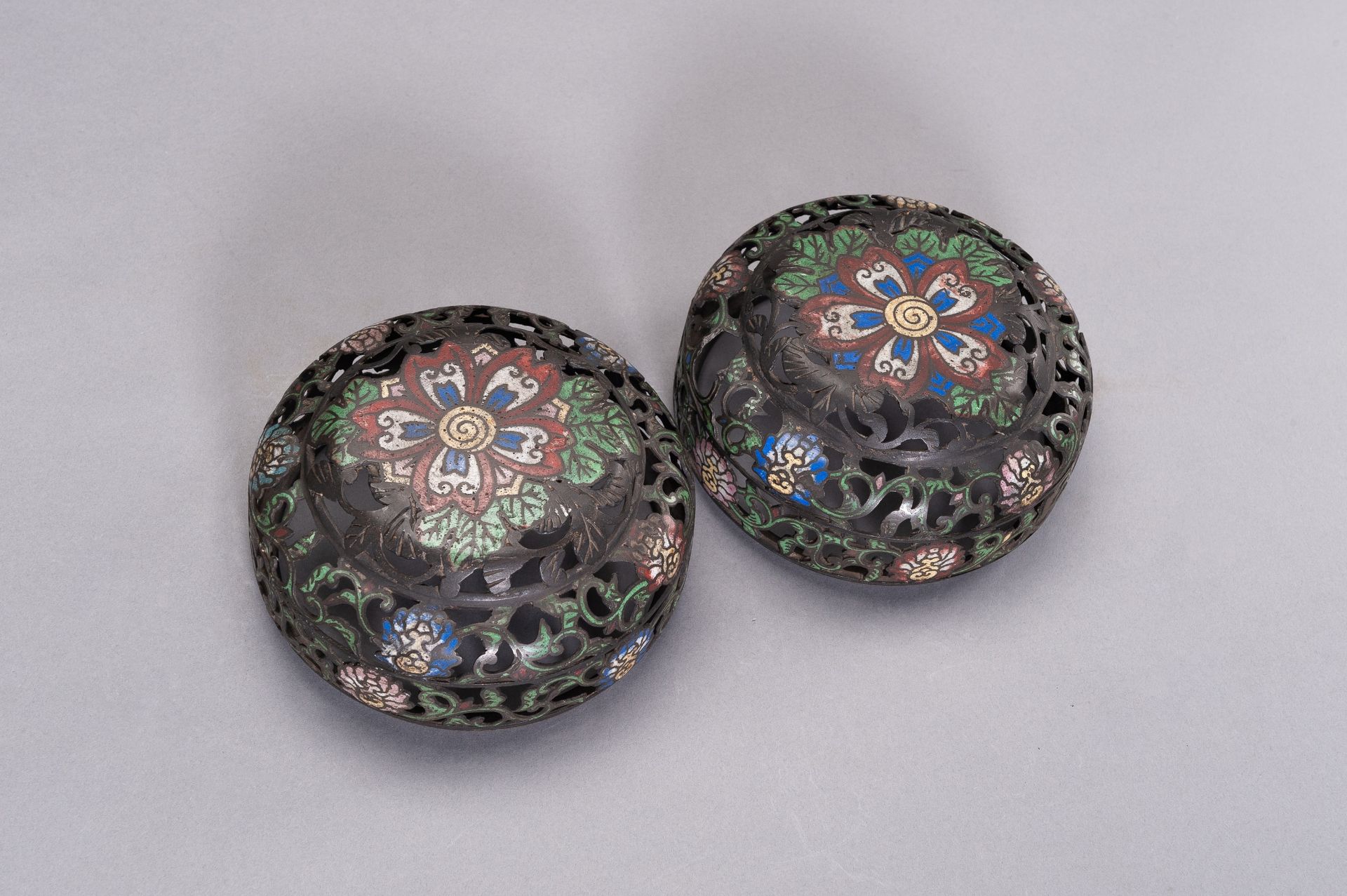 A LARGE PAIR OF CLOISONNE VASES AND COVERS - Bild 9 aus 11