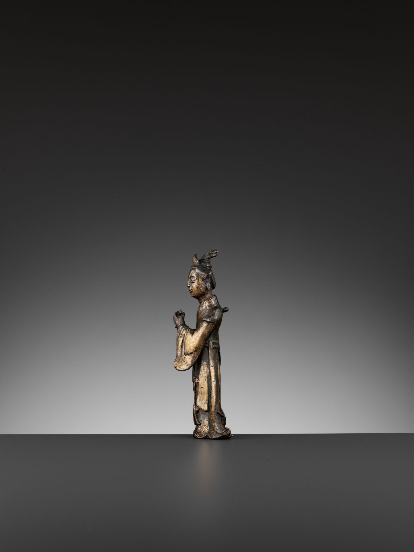 A PARCEL-GILT BRONZE FIGURE OF A FLUTIST, SONG TO MING DYNASTY - Bild 7 aus 11