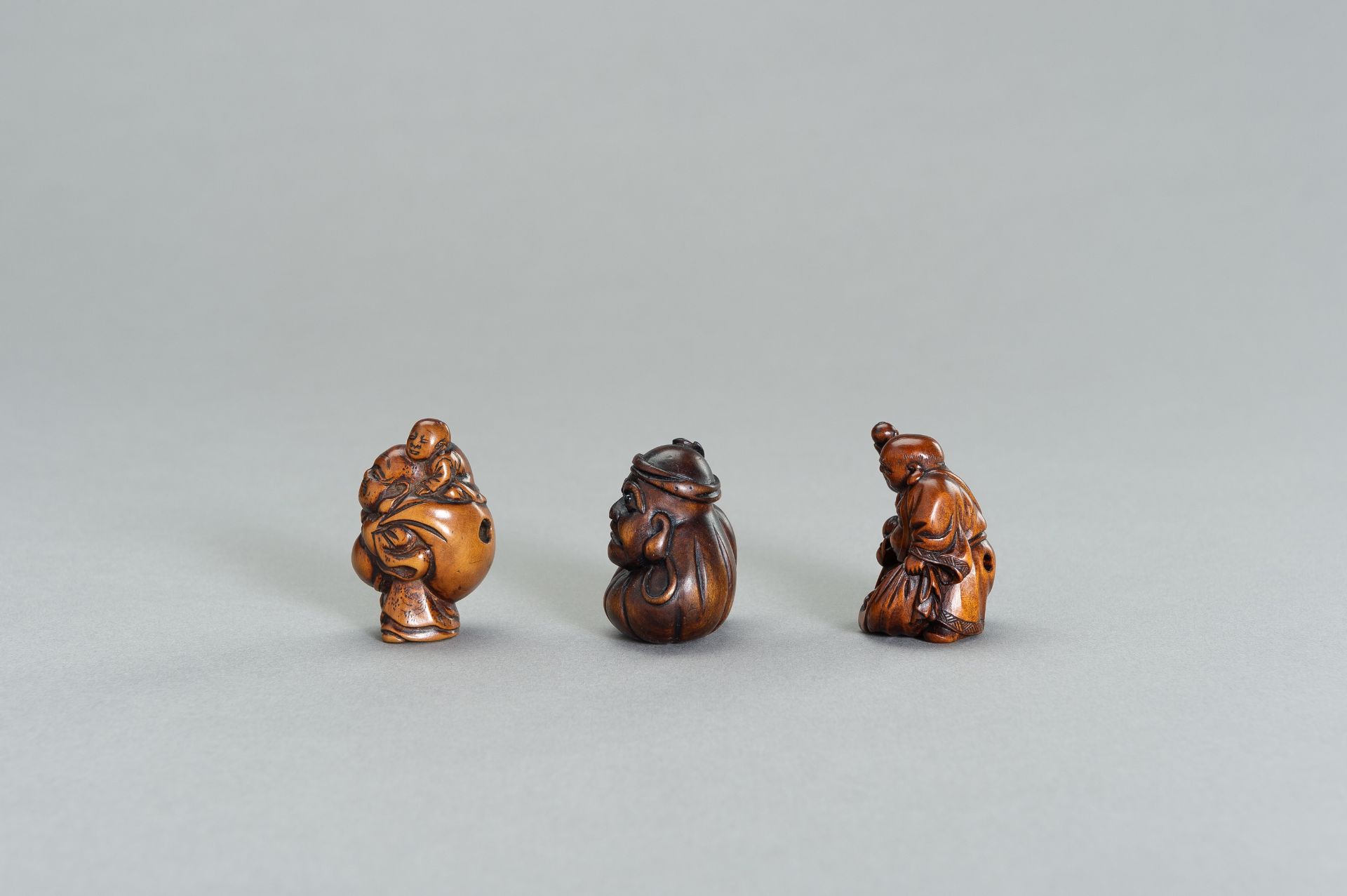 A GROUP OF THREE WOOD NETSUKE OF HOTEI AND DARUMA - Bild 4 aus 9