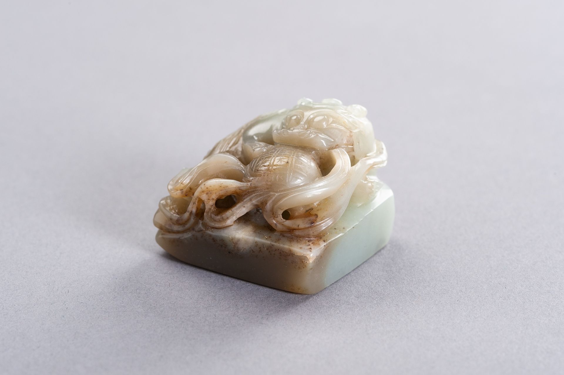 A CELADON AND RUSSET JADE 'QILIN' SEAL, LATE QING TO REPUBLIC - Bild 2 aus 8