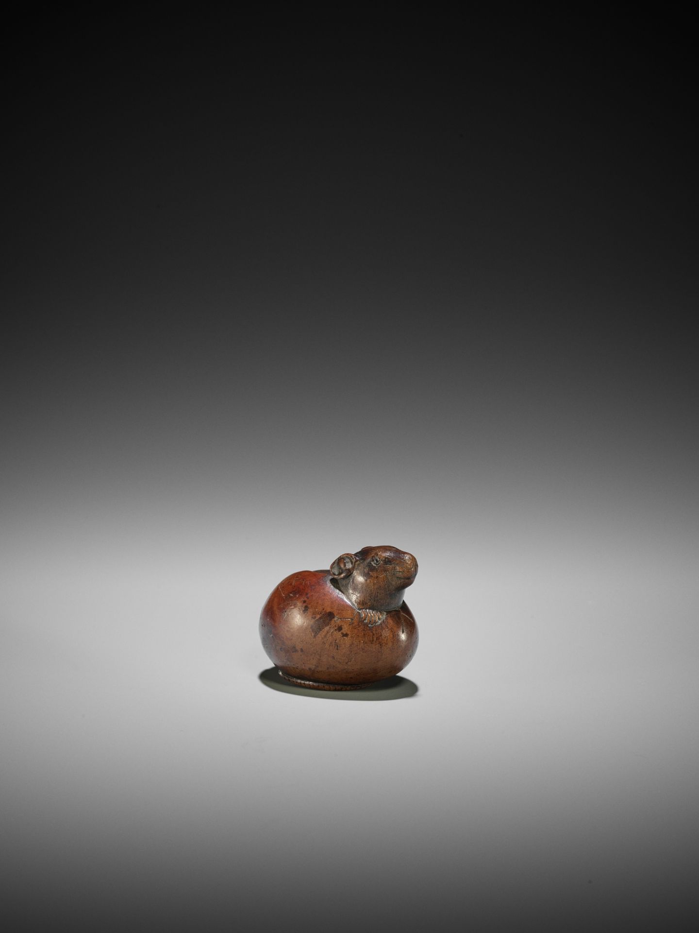 RANKO: A RARE WOOD NETSUKE OF A RAT EMERGING FROM AN EGG - Bild 8 aus 12