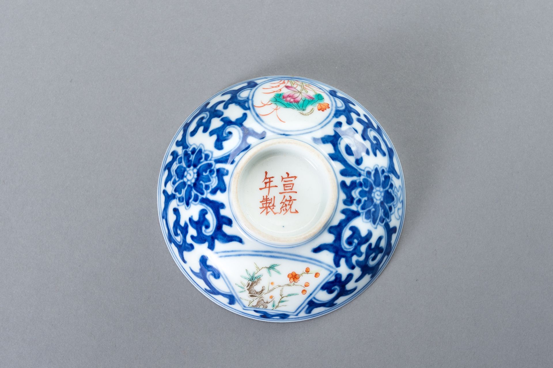 A PAIR OF XUANTONG MARK AND PERIOD PORCELAIN BOWLS WITH COVERS - Bild 9 aus 12