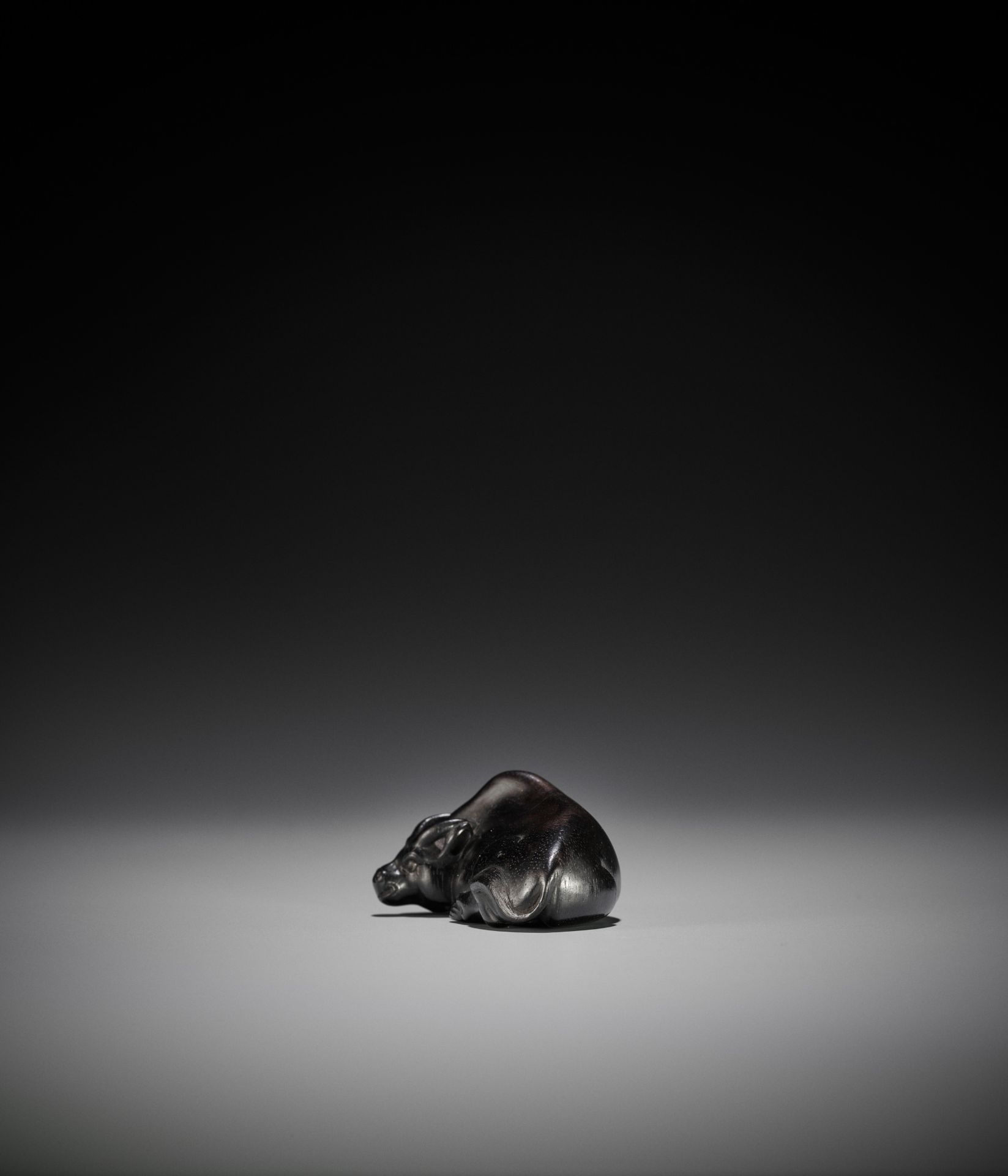 MASAYOSHI: AN EBONY NETSUKE OF A RECUMBENT OX - Bild 6 aus 12