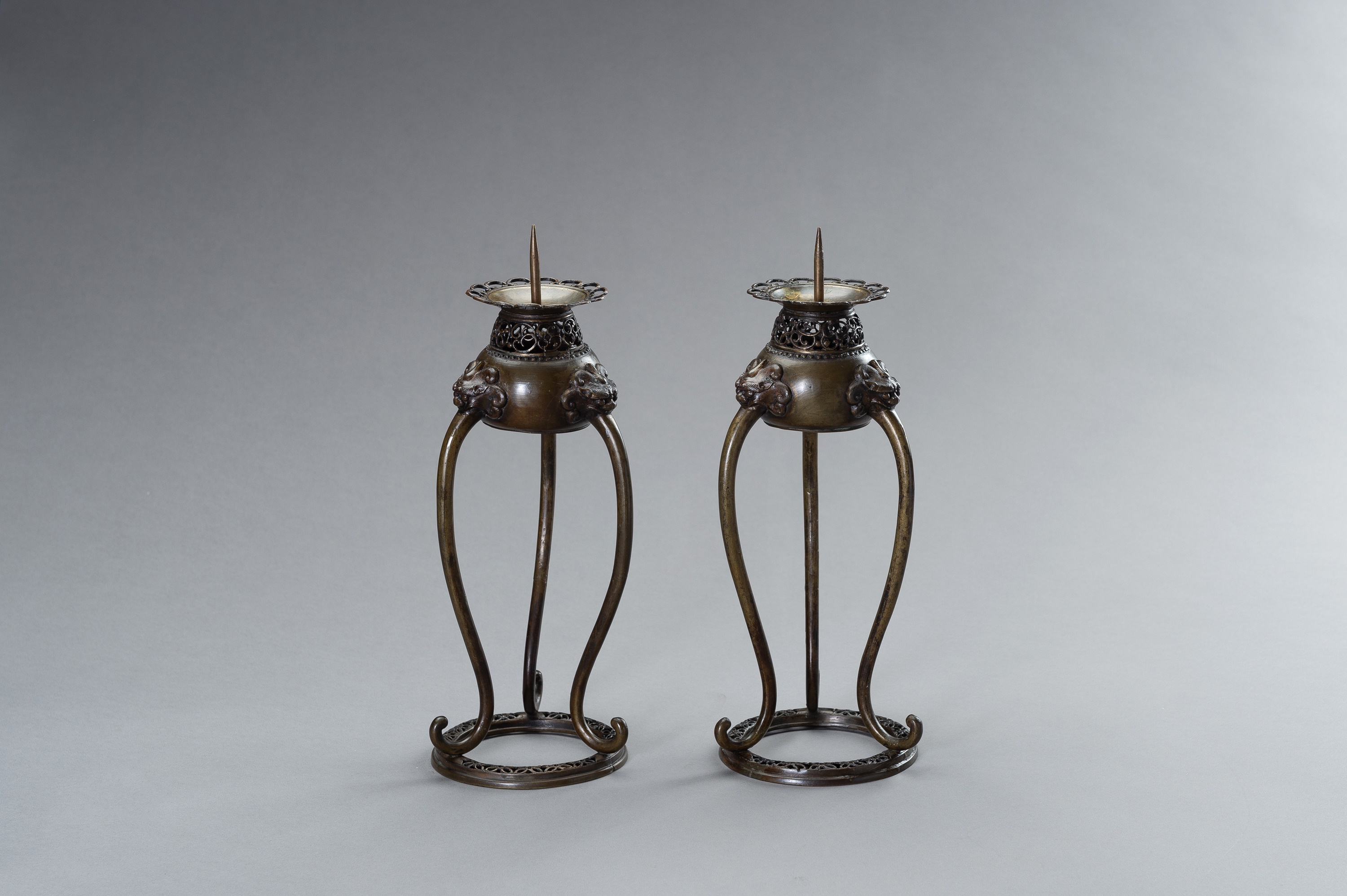 A PAIR OF BRONZE CANDLE STICK HOLDERS - Image 7 of 11