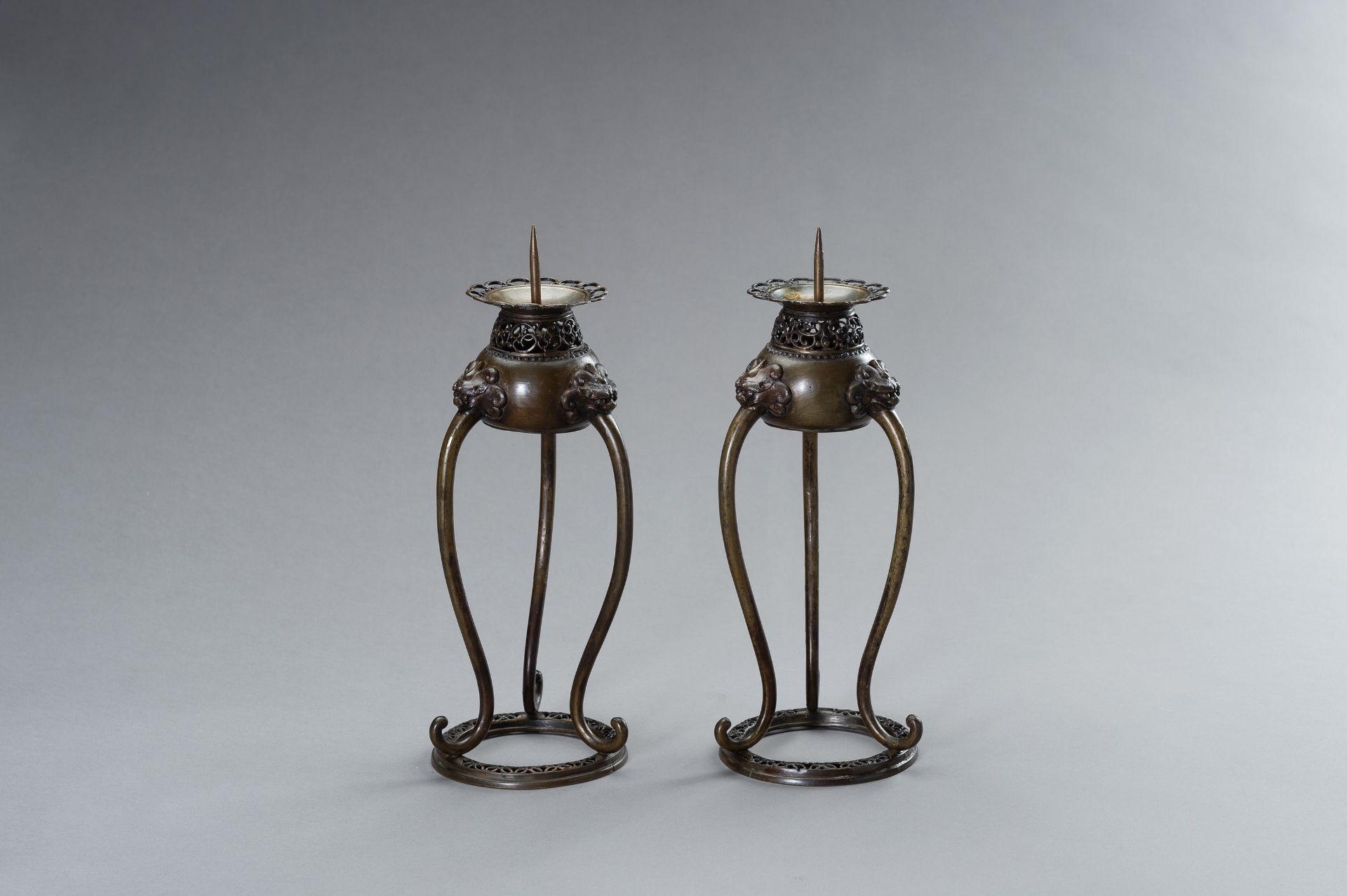 A PAIR OF BRONZE CANDLE STICK HOLDERS - Bild 7 aus 11