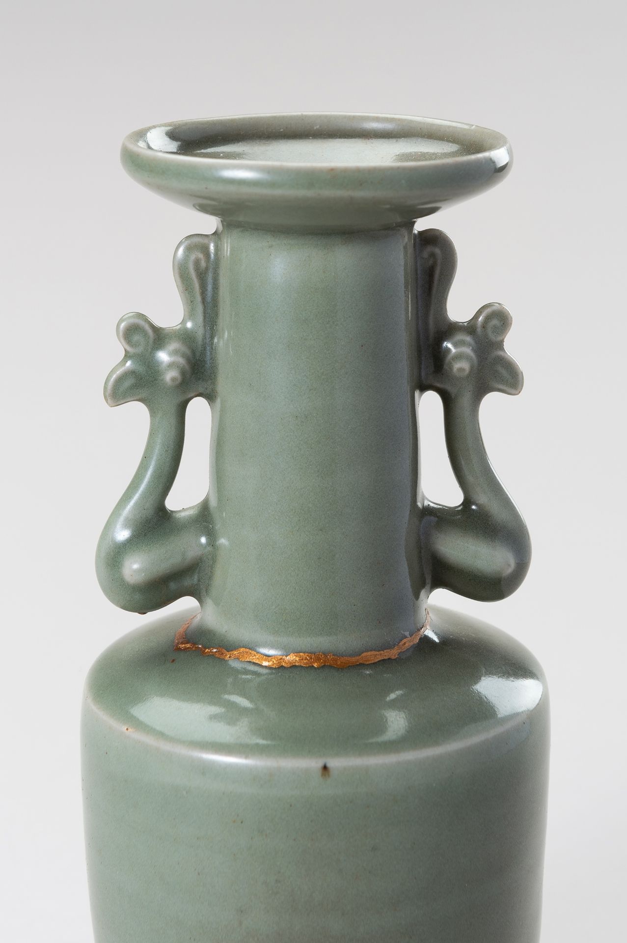 A RARE LONGQUAN CELADON KINUTA (MALLET) VASE WITH PHOENIX HANDLES, SOUTHERN SONG - Bild 3 aus 13