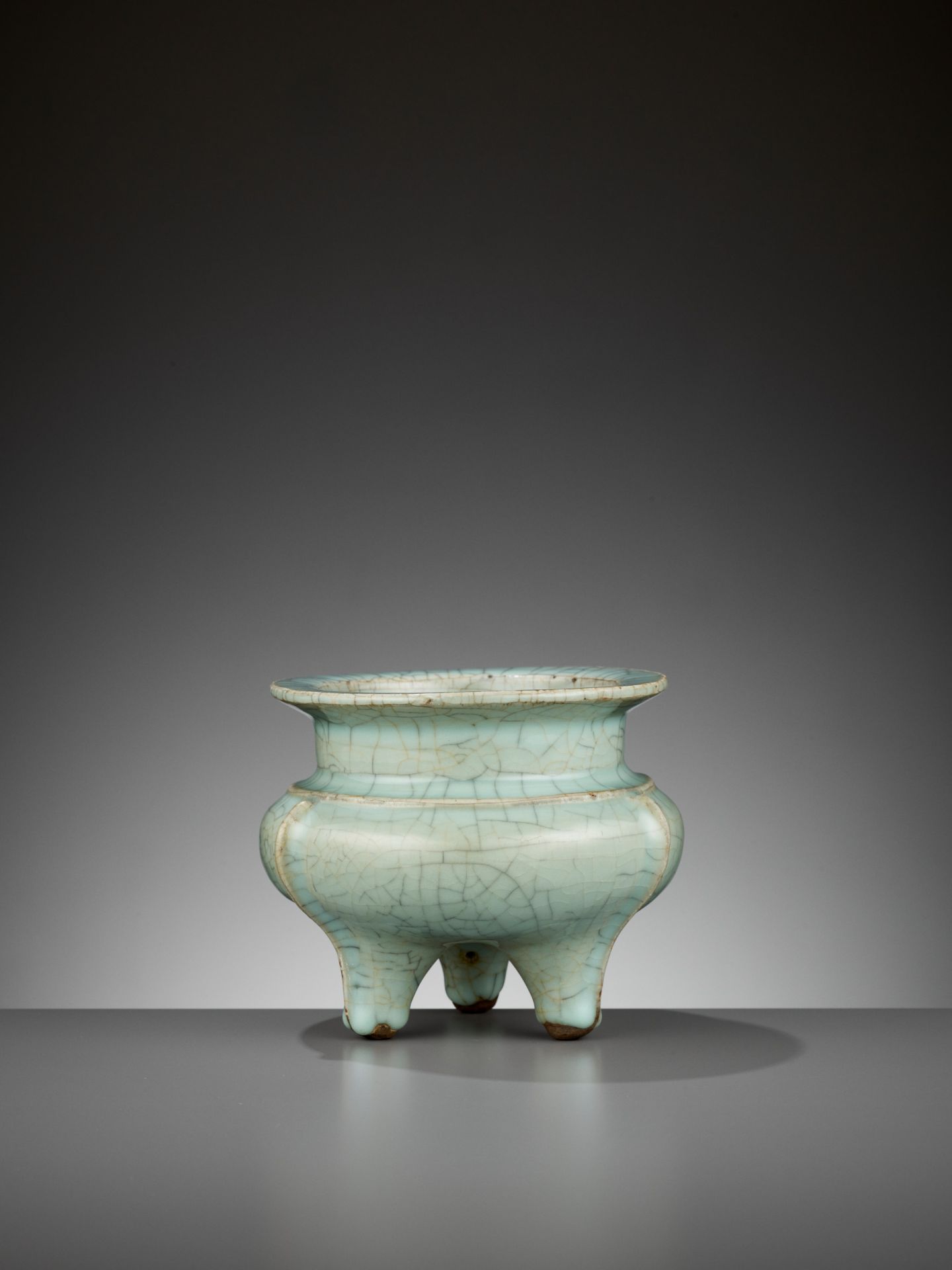 A LONGQUAN CELADON TRIPOD CENSER, SOUTHERN SONG DYNASTY - Bild 8 aus 14