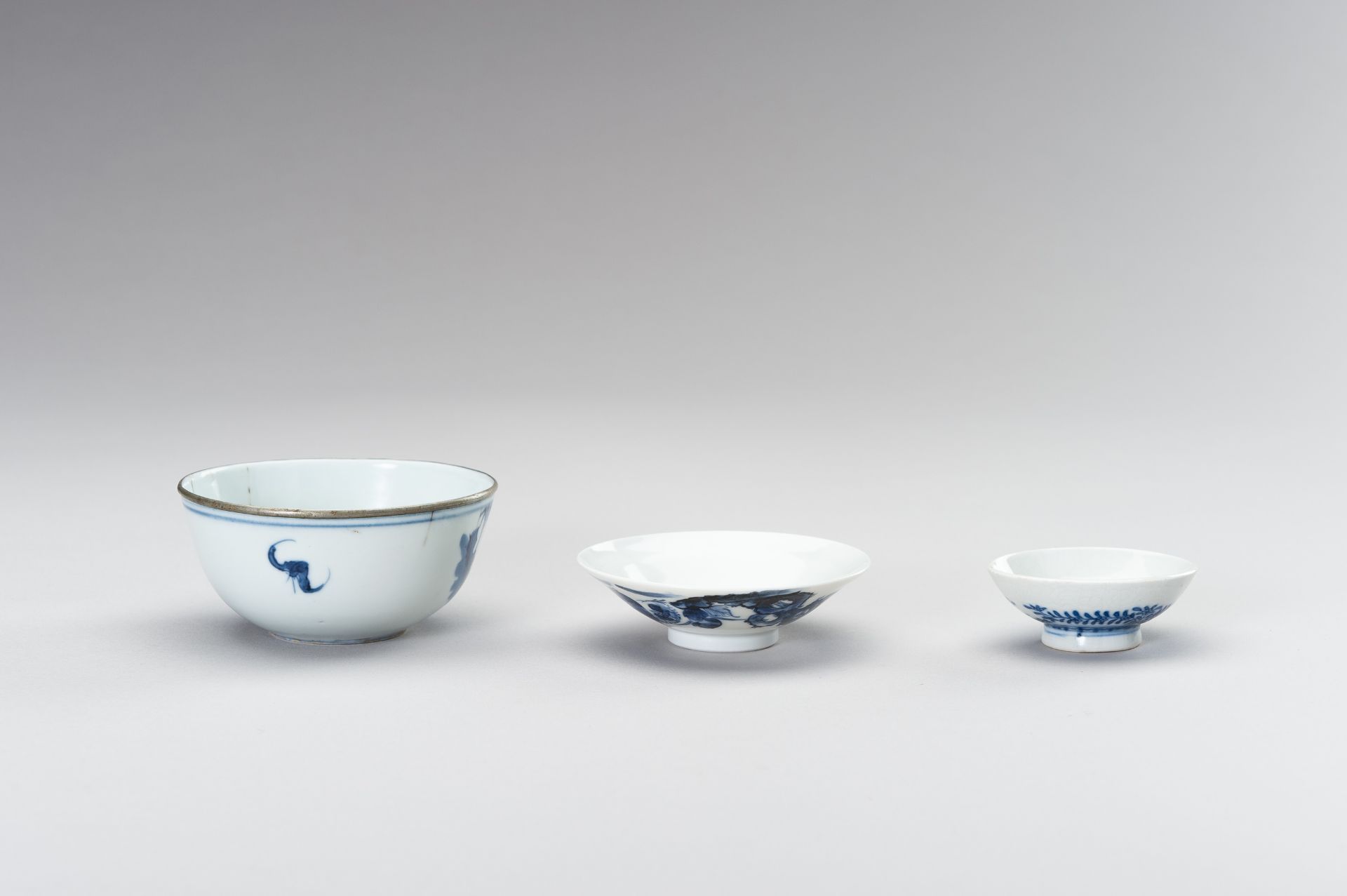 THREE 'BLEU DE HUE' PORCELAIN MINIATURE DISHES - Bild 3 aus 8