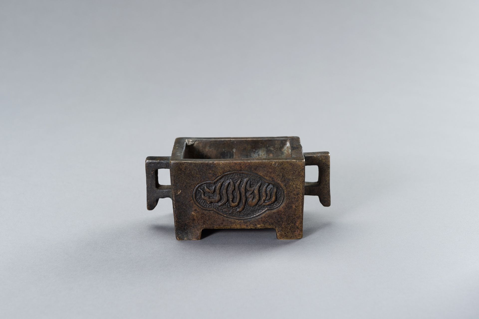 A SMALL MING-STYLE BRONZE CENSER WITH SINI CALLIGRAPHY - Image 3 of 11