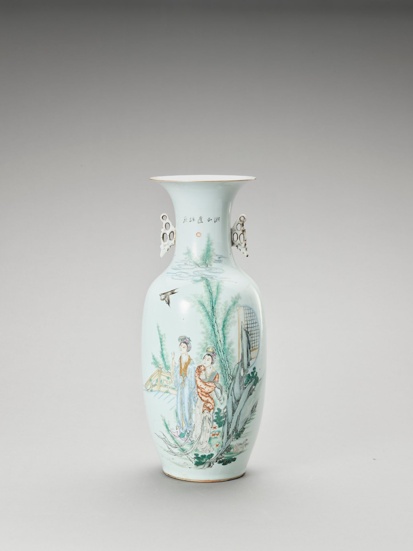 A LARGE FAMILLE VERTE PORCELAIN BALUSTER VASE, LATE QING - Bild 4 aus 8