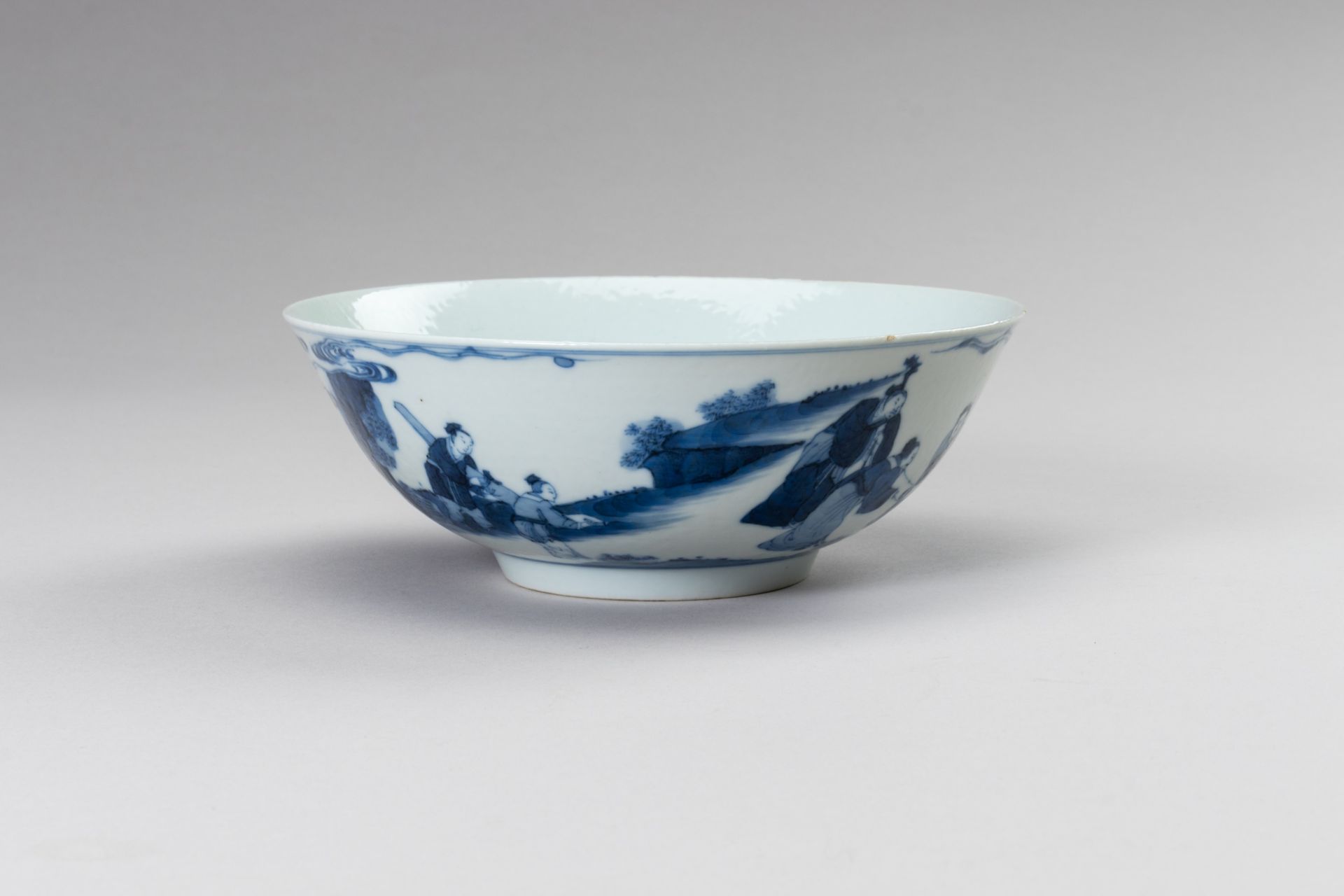 A BLUE AND WHITE PORCELAIN KANGXI REVIVAL 'SCHOLARS' BOWL - Image 10 of 12