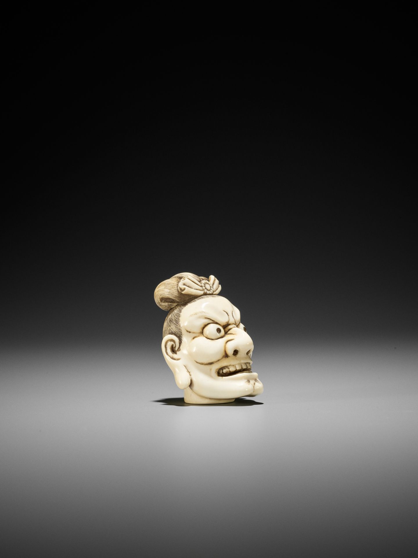 A FINE IVORY NETSUKE OF A SEVERED NIO HEAD - Bild 7 aus 11